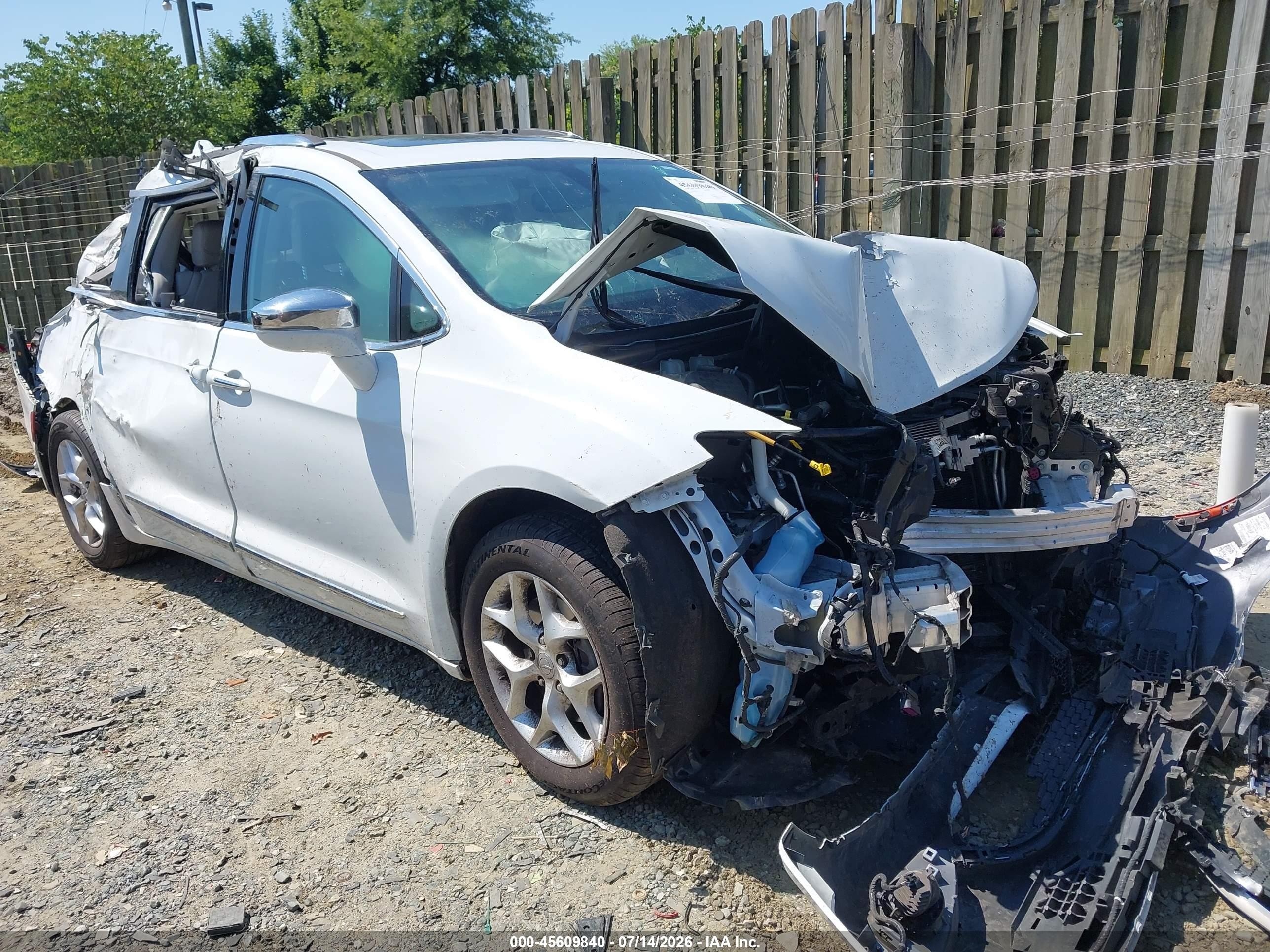 2020 Chrysler Pacifica Limited, VIN 2C4RC1GG9LR112507 — Front end