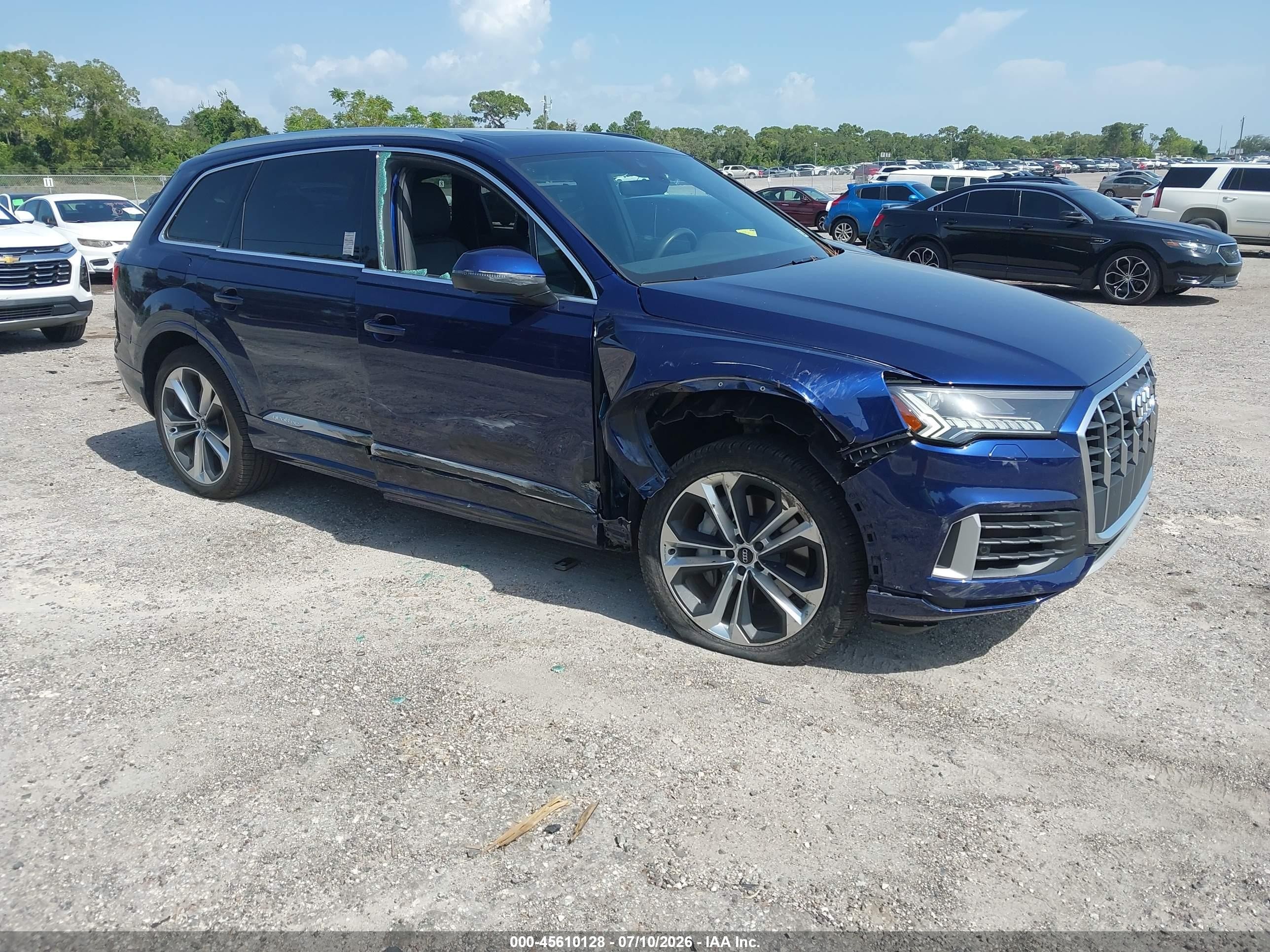 2021 Audi Q7 Premium Plus, VIN WA1LXAF76MD011922 — Перед