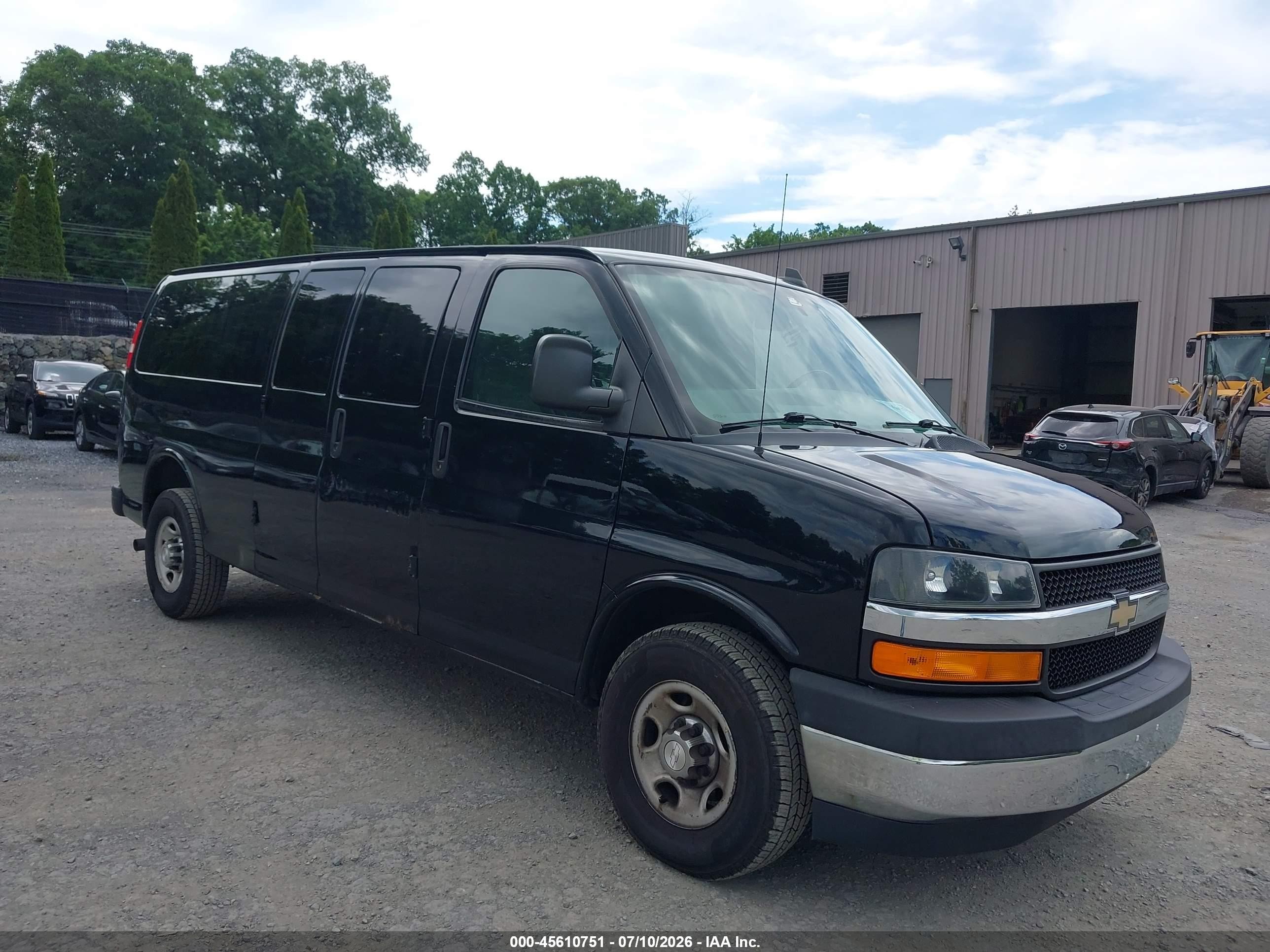 2017 Chevrolet Express Passenger LT, VIN 1GAZGPFF0H1274465 — Normal wear