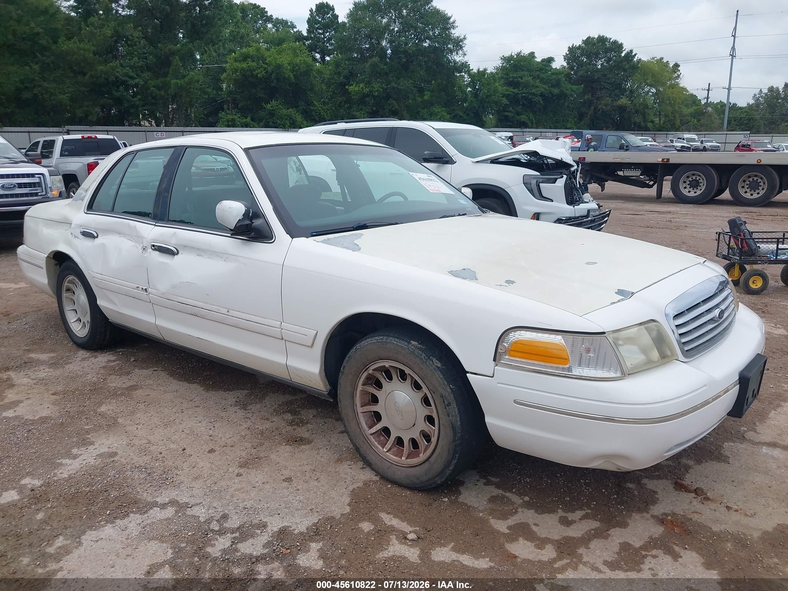 1999 Ford Crown Victoria LX, VIN 2FAFP74W8XX220730 — Side