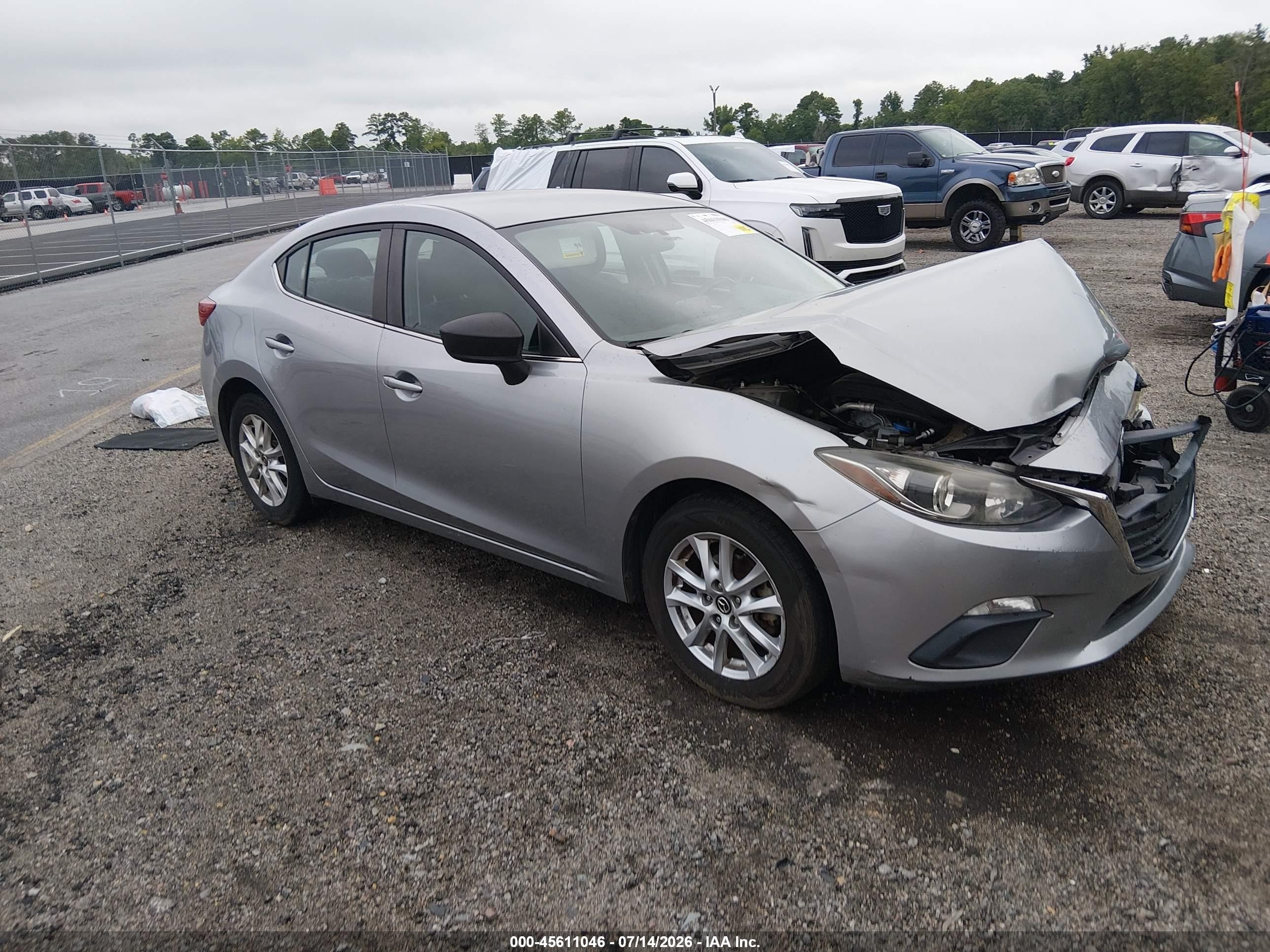 2016 Mazda 3 i Sport, VIN JM1BM1U77G1335867 — Перед