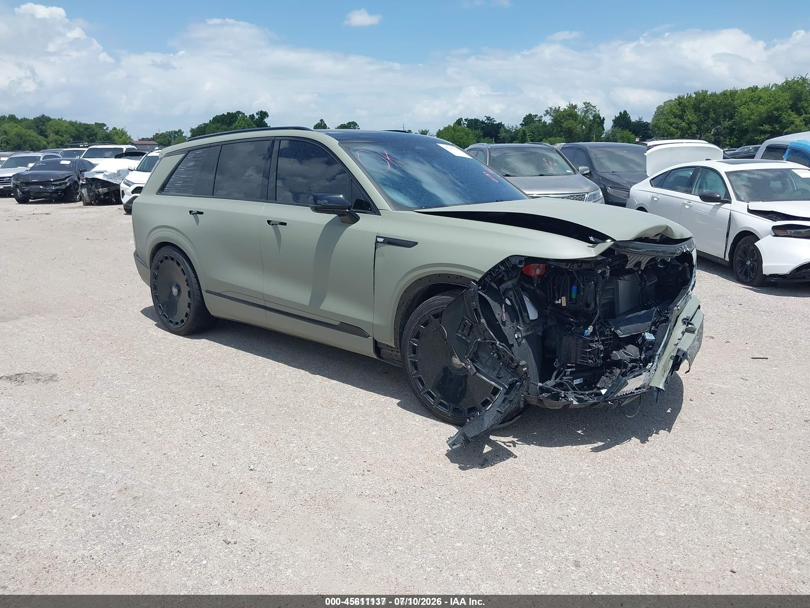 2026 Cadillac Vistiq, VIN 1GYC3MML7TZ710071 — Перед