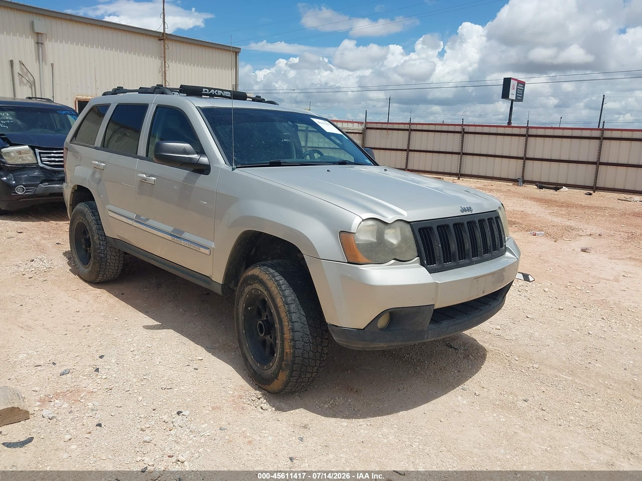 2010 Jeep Grand Cherokee Laredo, VIN 1J4PR4GK4AC120381 — Normal wear