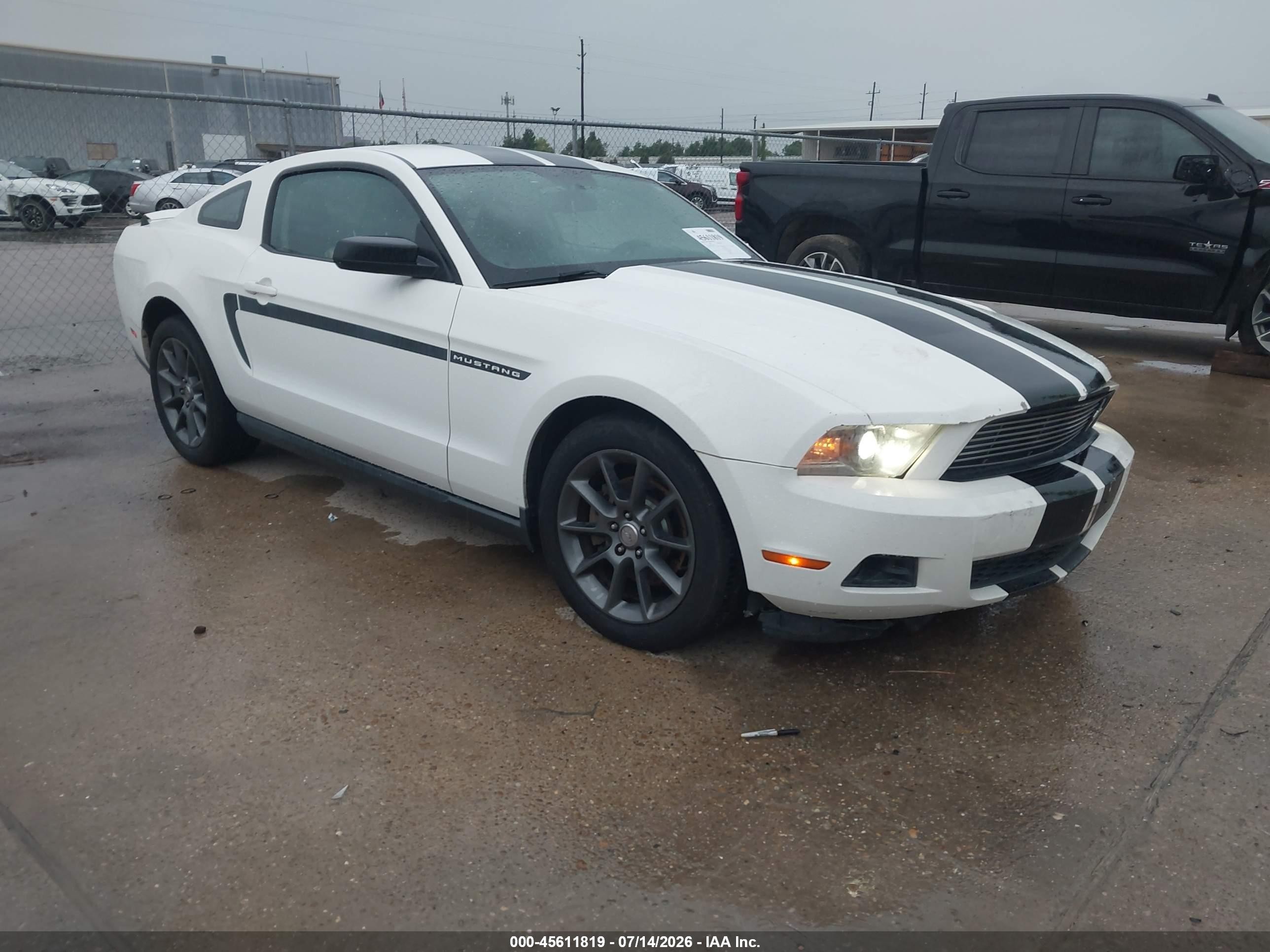 2011 Ford Mustang V6, VIN 1ZVBP8AM1B5157060 — Перед