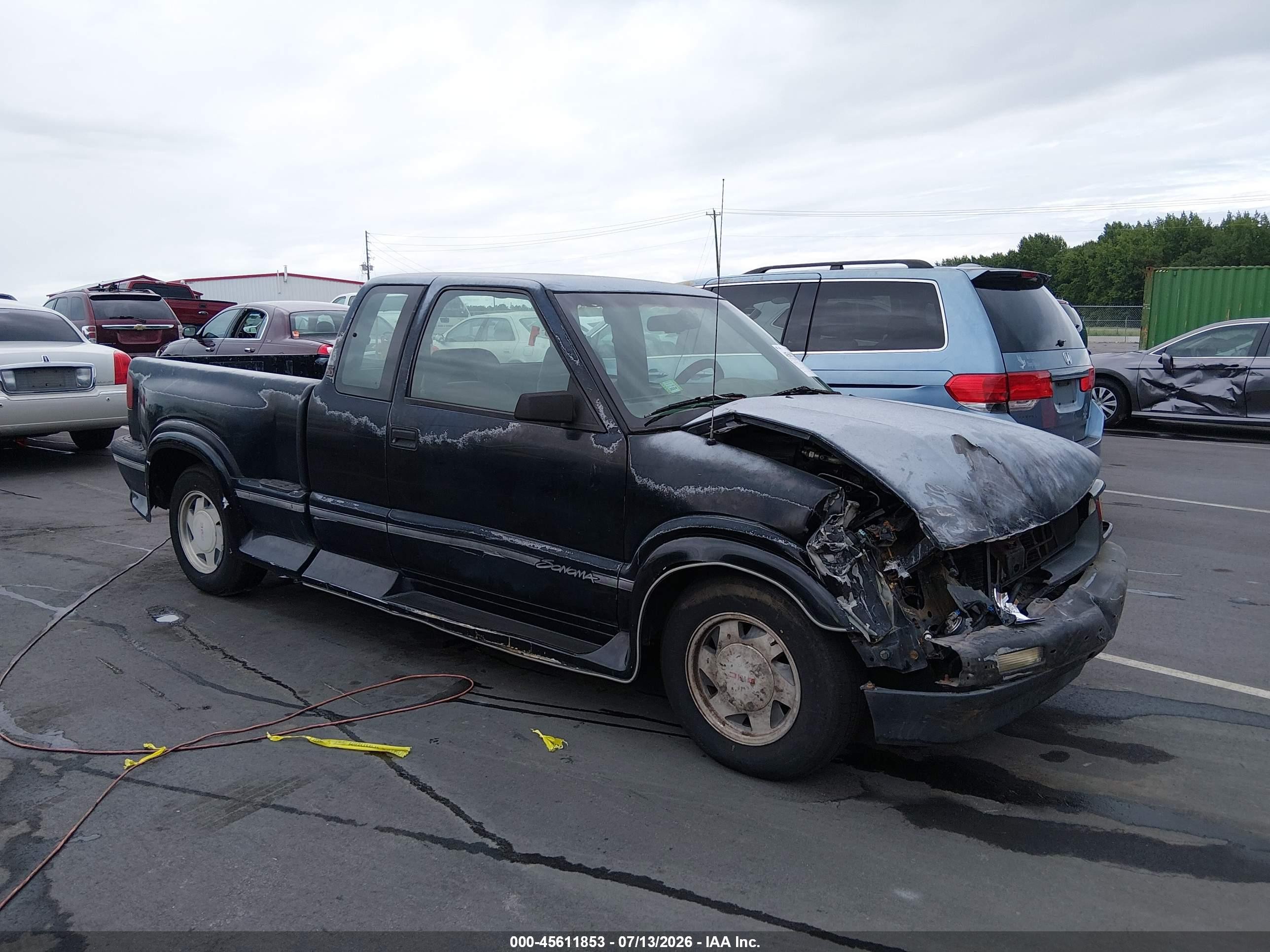 1997 GMC Sonoma SLS, VIN 1GTCS1942V8504559 — Front end