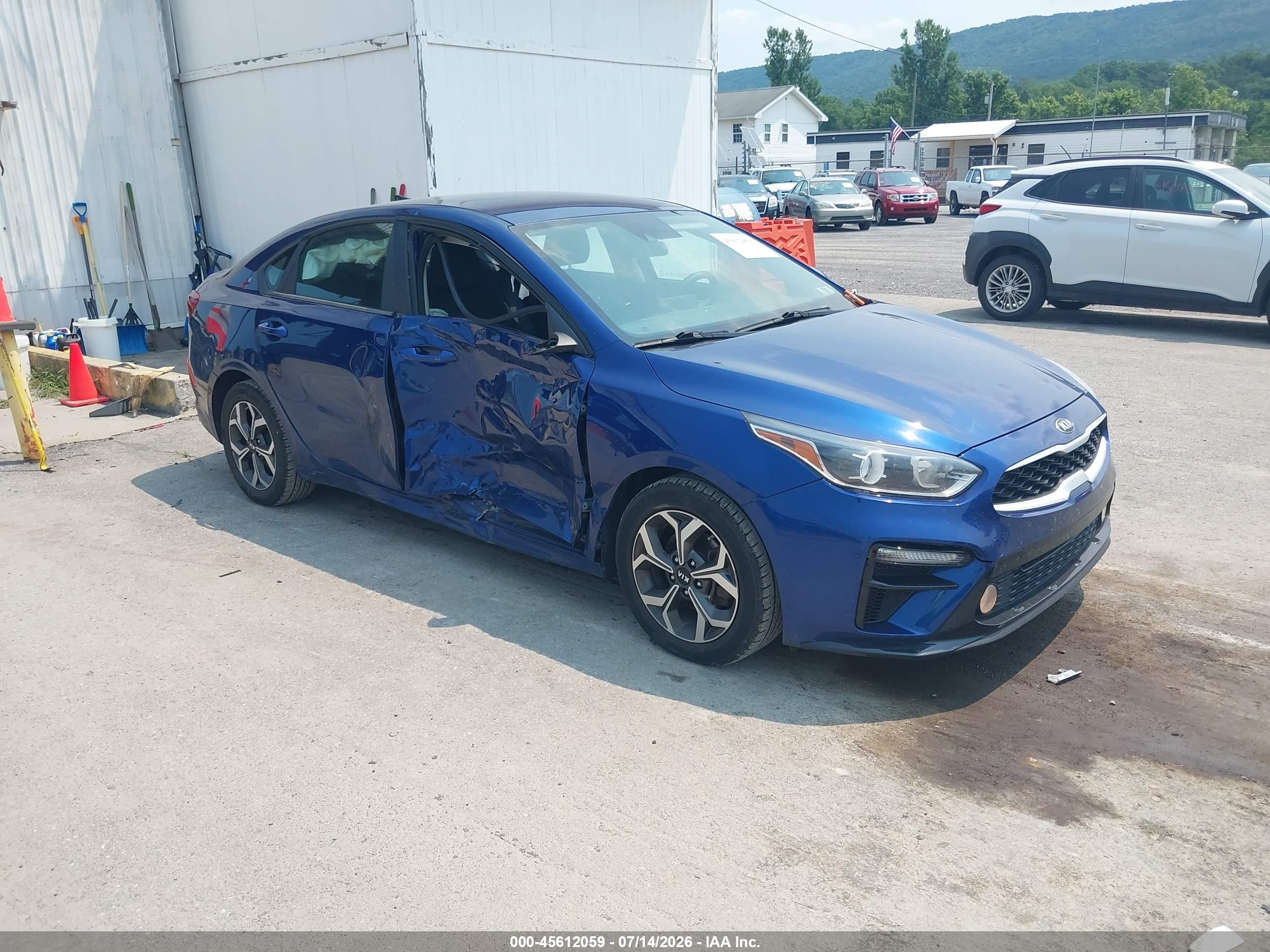 2019 Kia Forte LXS, VIN 3KPF24AD4KE075937 — Бок