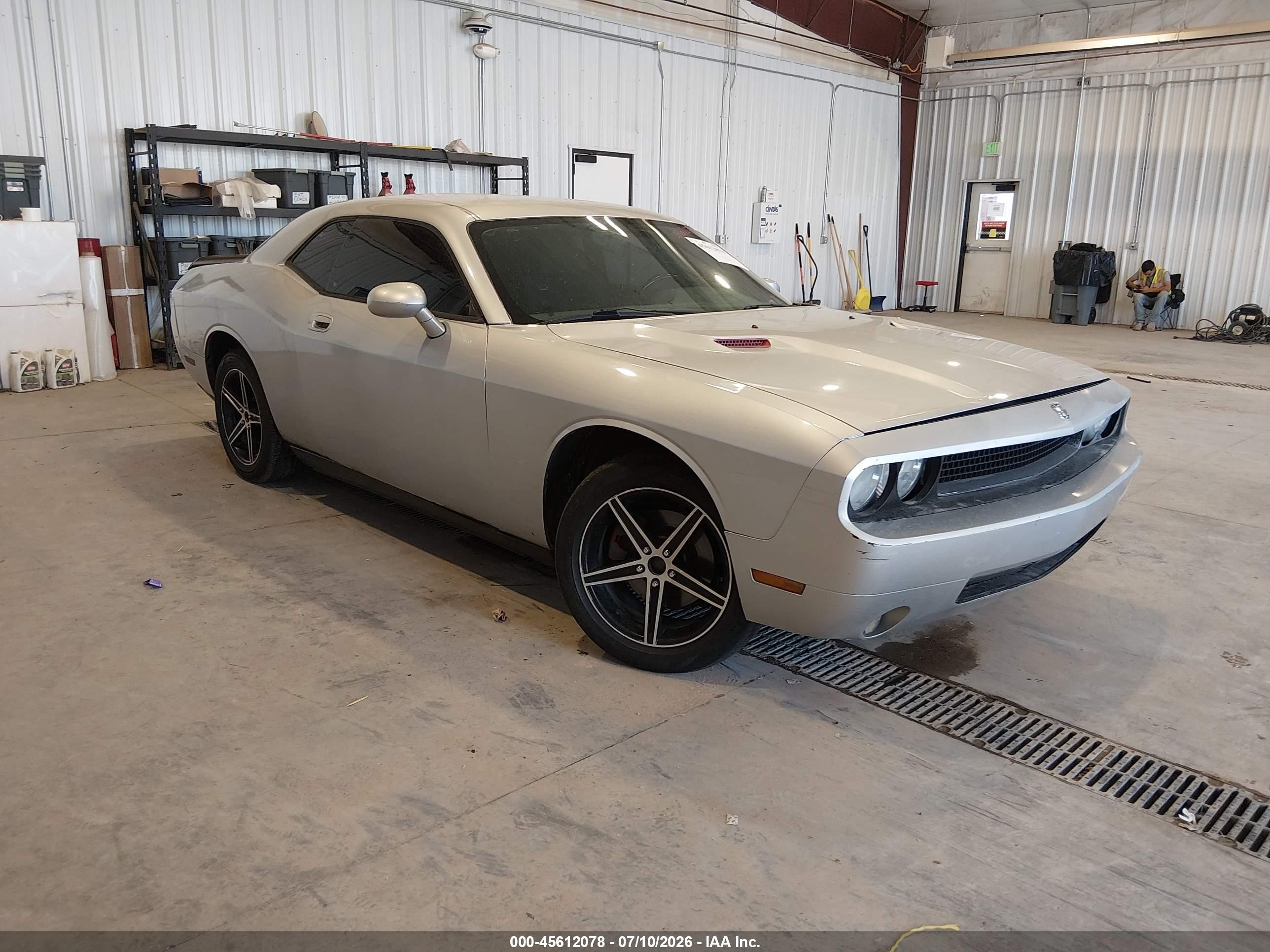 2010 Dodge Challenger SE, VIN 2B3CJ4DVXAH102721 — Front end