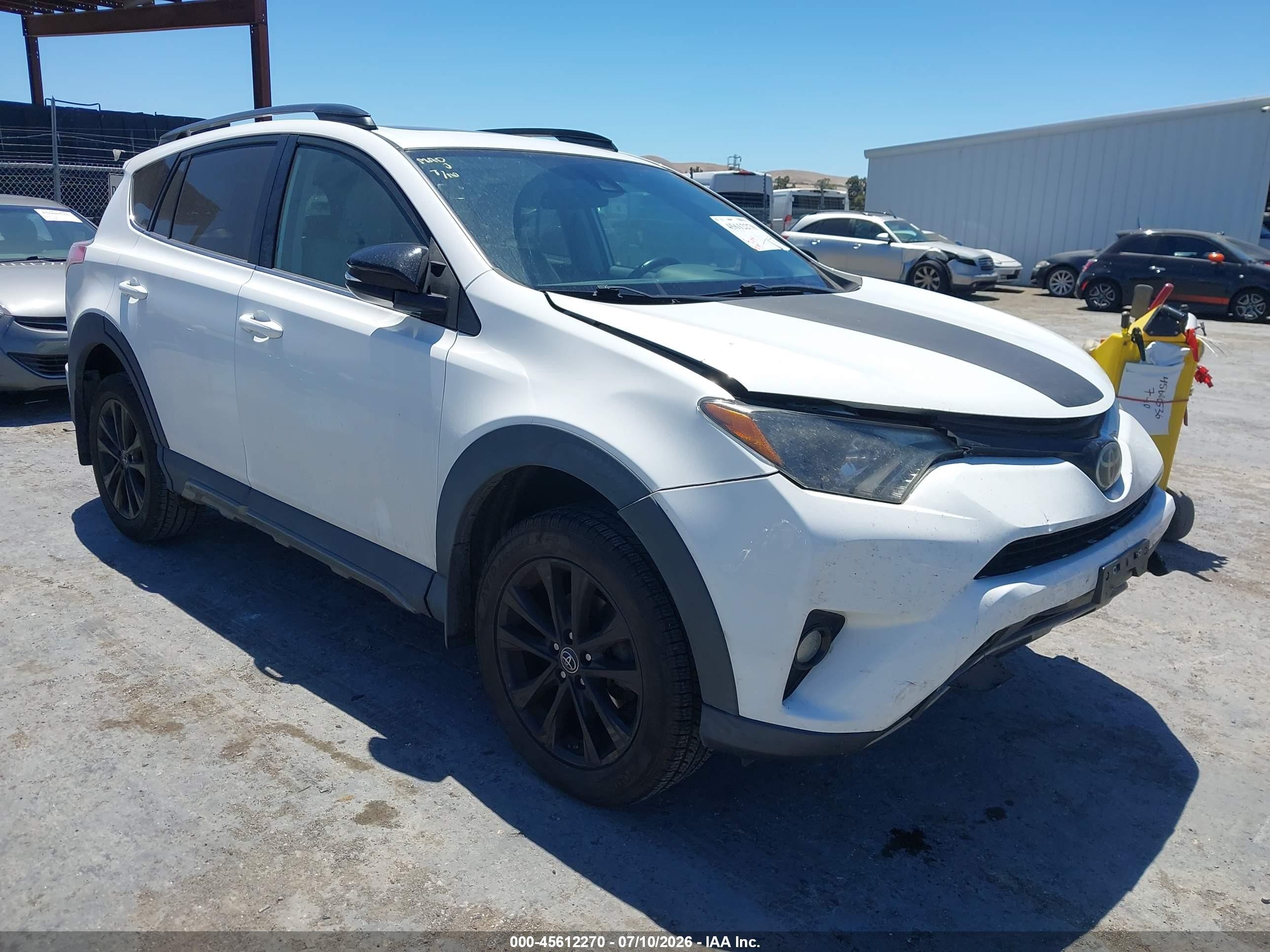 2018 Toyota RAV4 XLE, VIN 2T3WFREV9JW485317 — Front end