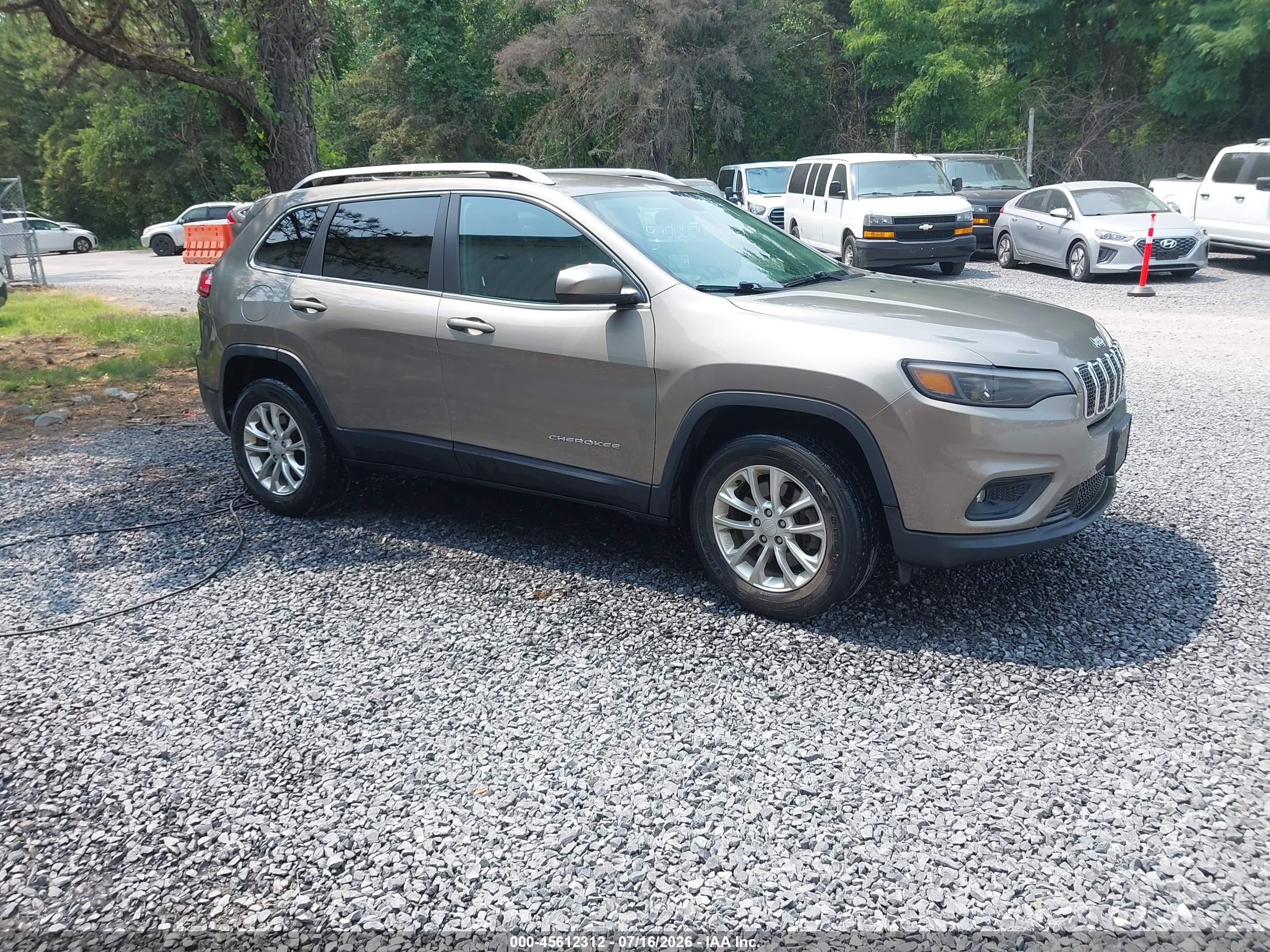 2019 Jeep Cherokee Latitude, VIN 1C4PJMCB1KD343637 — Normal wear