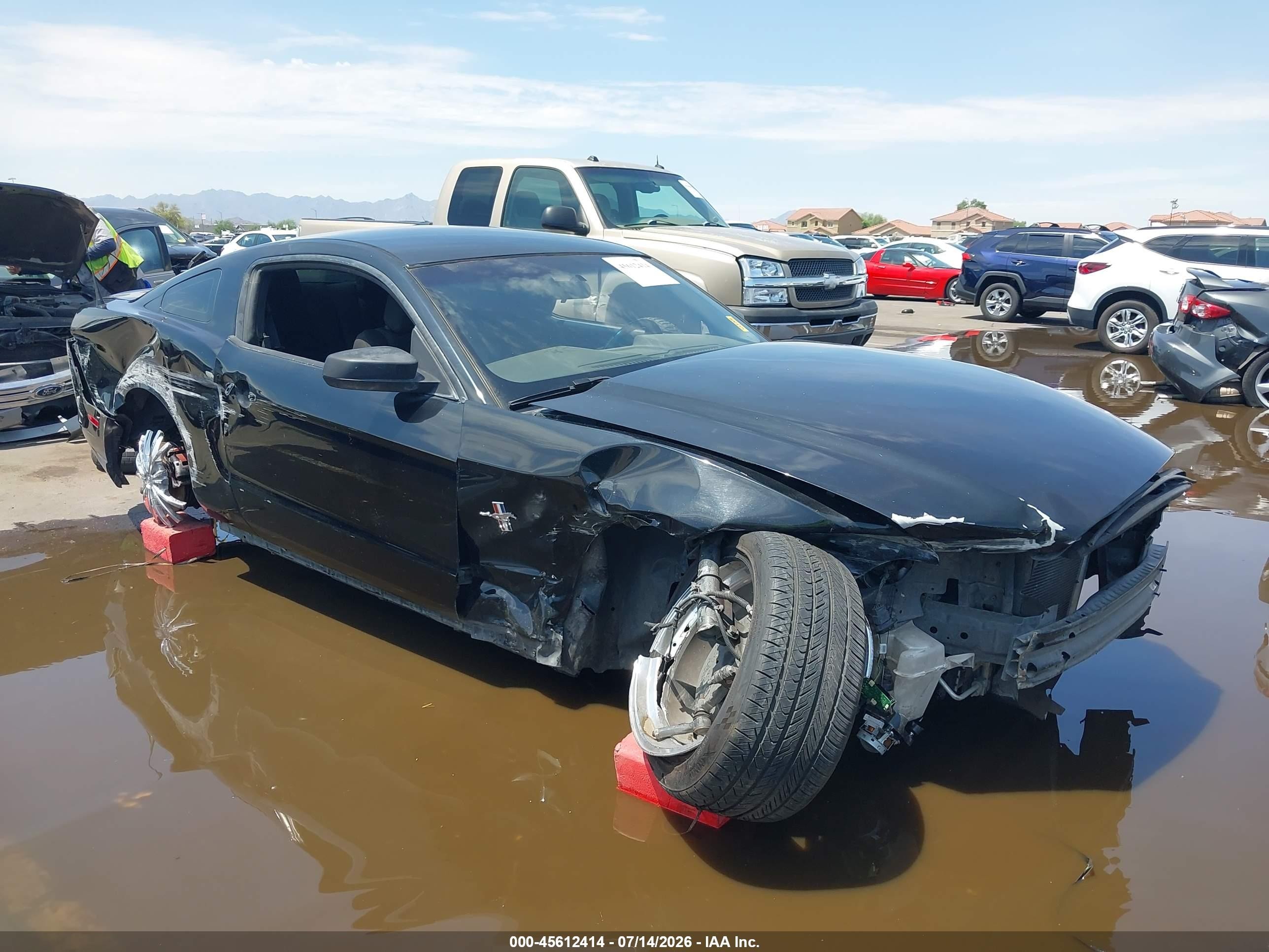 2014 Ford Mustang Premium, VIN 1ZVBP8AM9E5257217 — Side