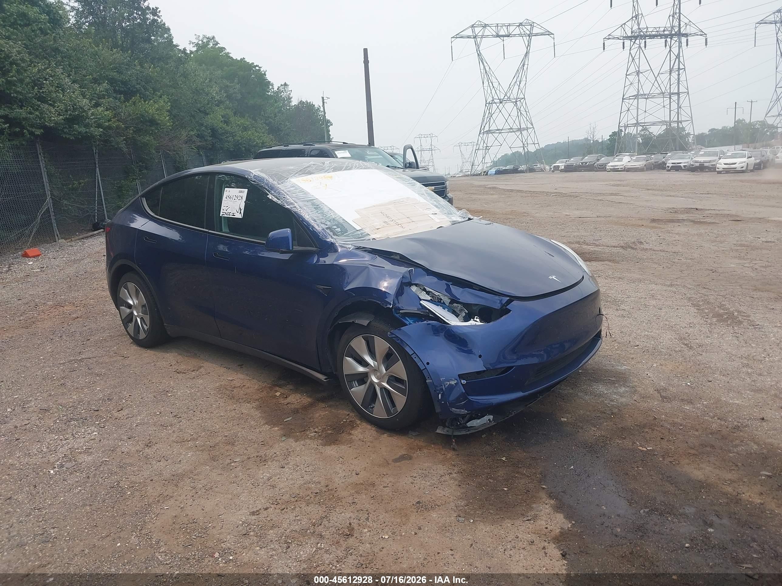 2021 Tesla Model Y Long Range, VIN 5YJYGDEE8MF061047 — Front end