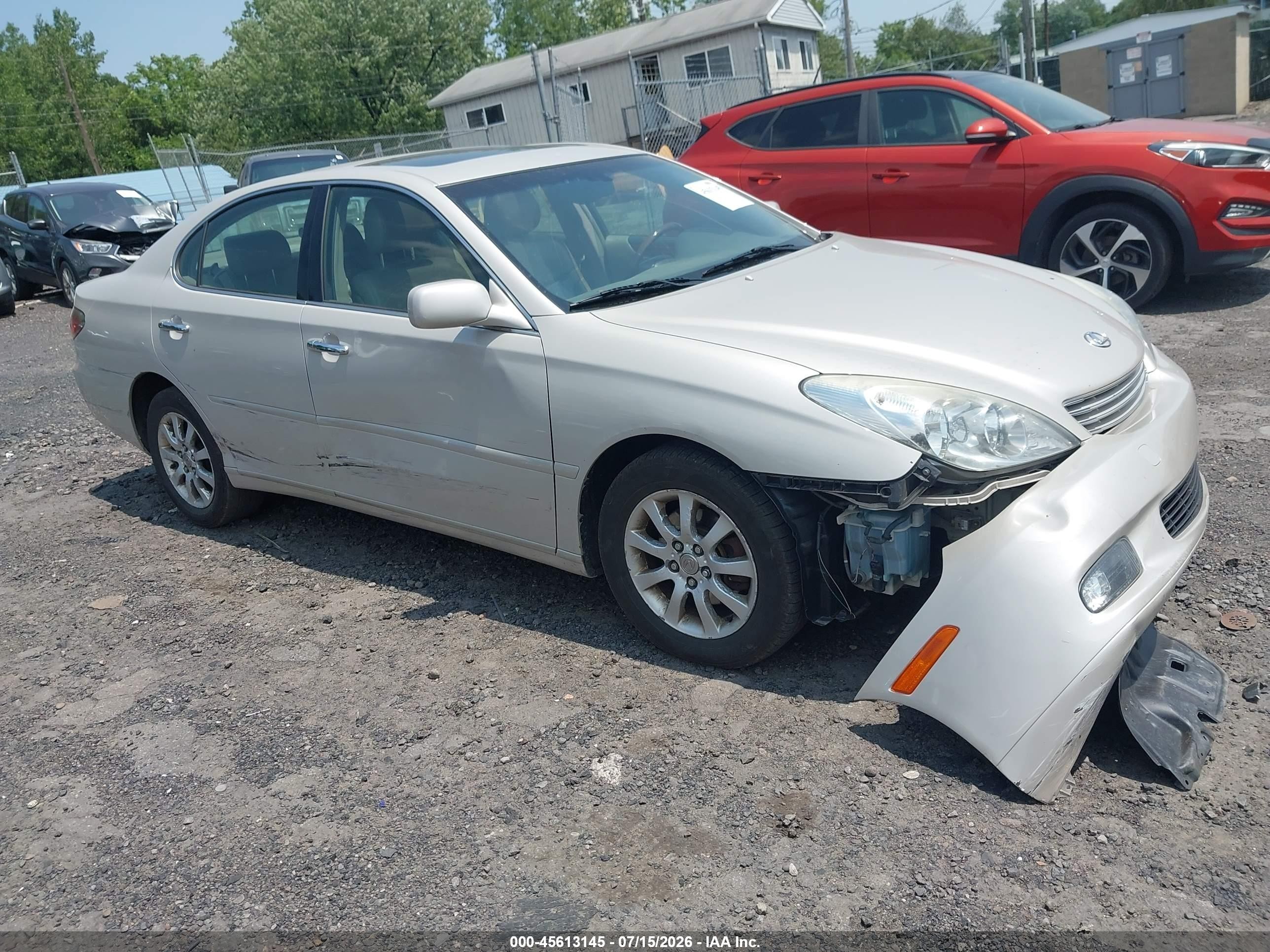 2002 Lexus ES 300, VIN JTHBF30G925017731 — Front end