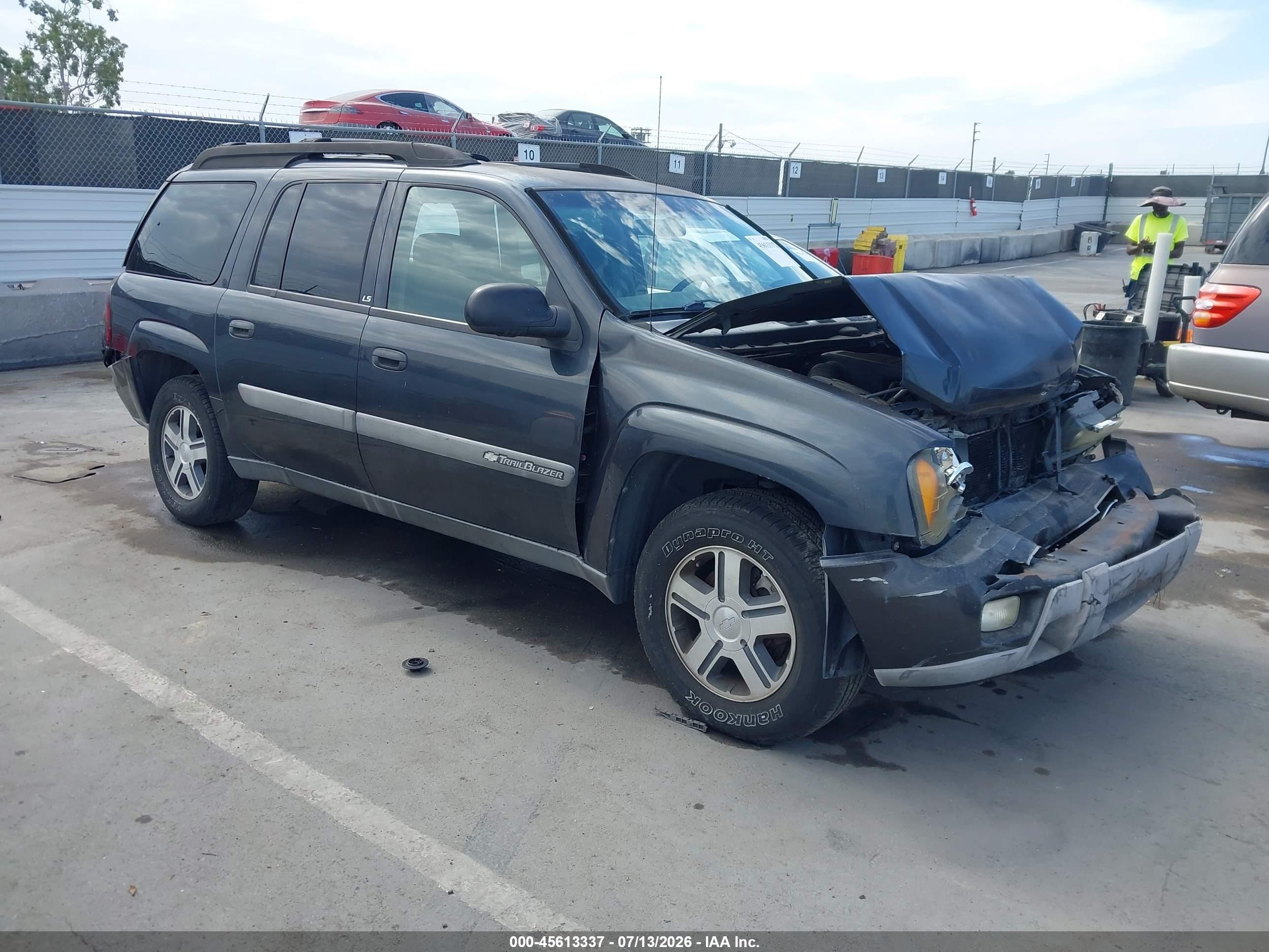 2004 Chevrolet TrailBlazer EXT LT, VIN 1GNES16S346158972 — Front end