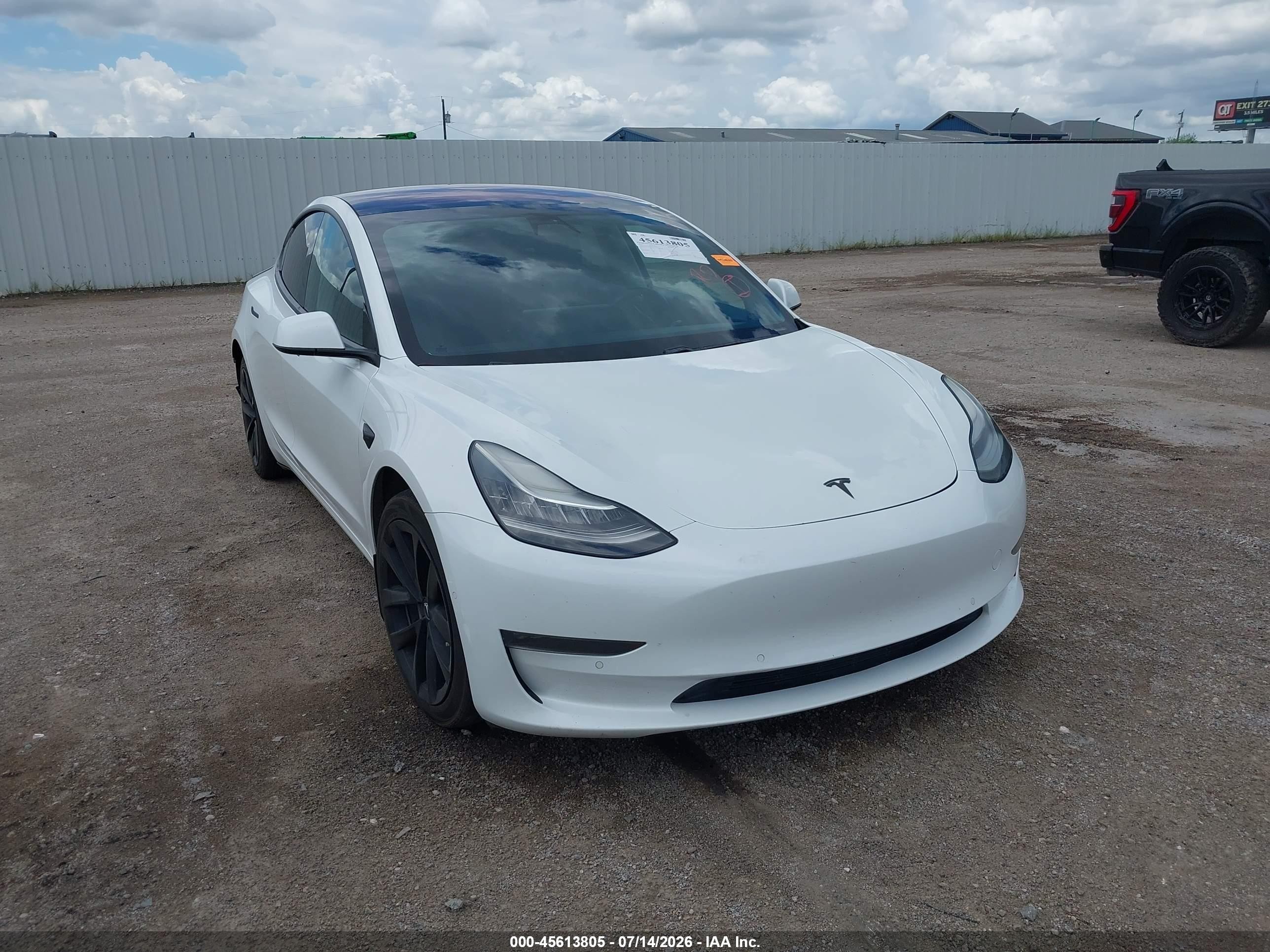 2019 Tesla Model 3 Long Range, VIN 5YJ3E1EB8KF199611 — Зад