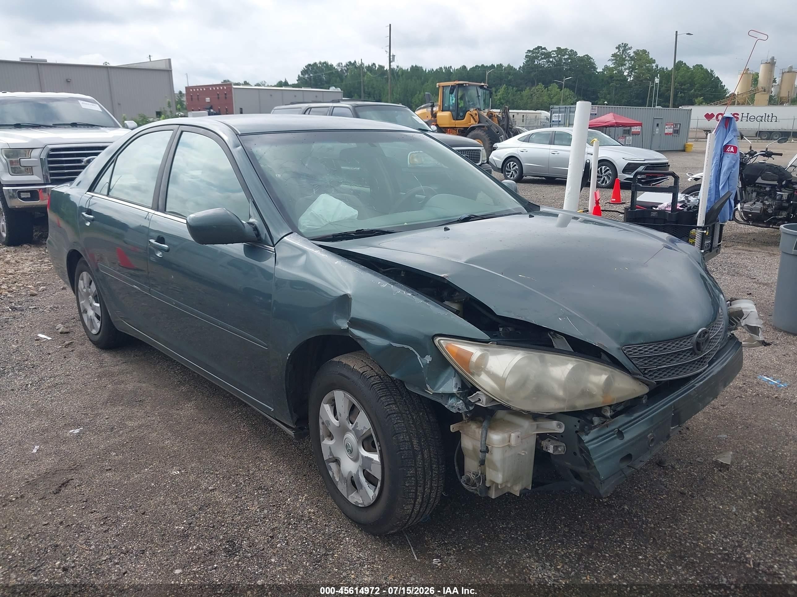 2002 Toyota Camry XLE, VIN JTDBE32K020073012 — Front end