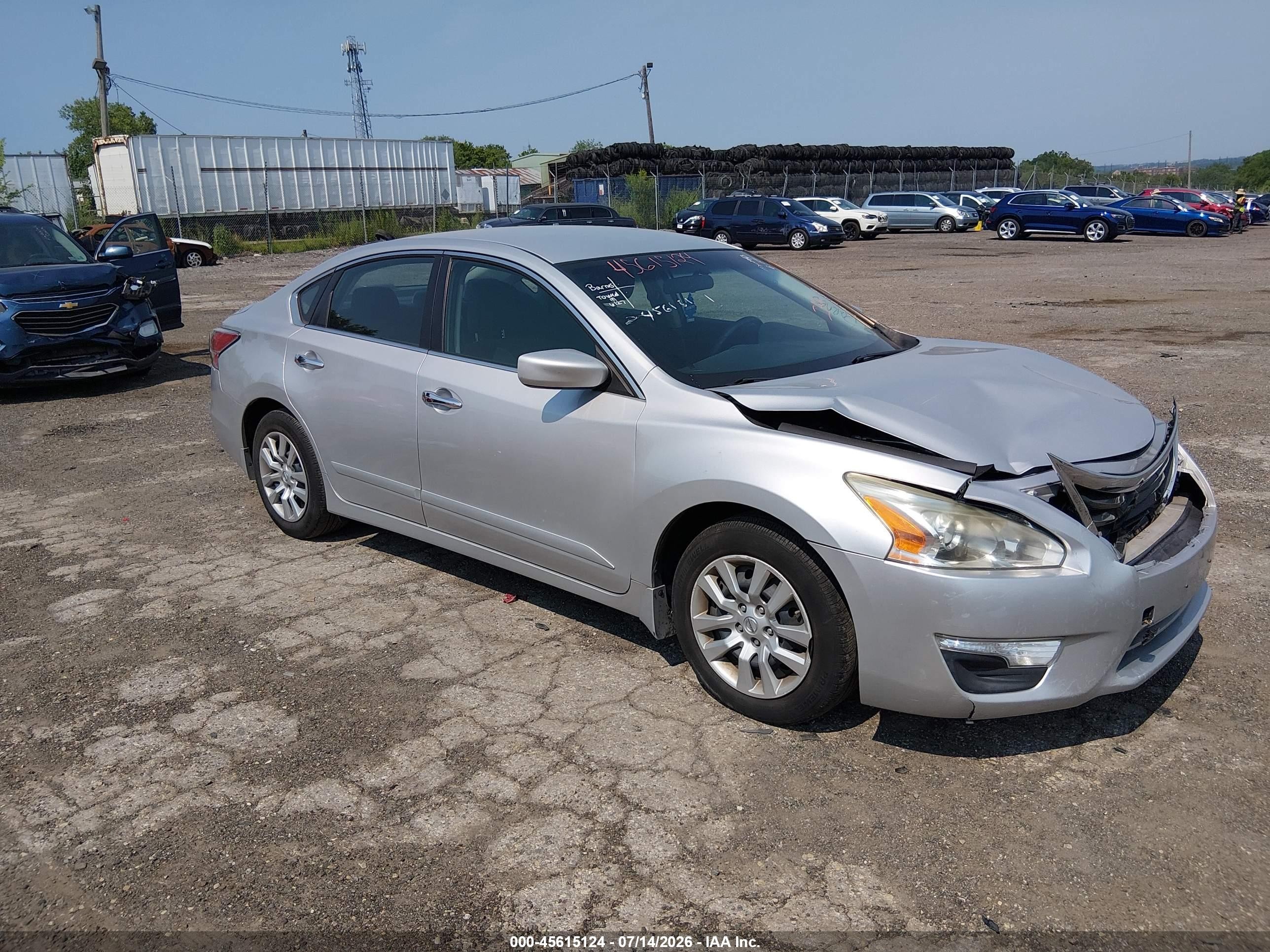 2015 Nissan Altima SV, VIN 1N4AL3AP2FC412913 — Front end