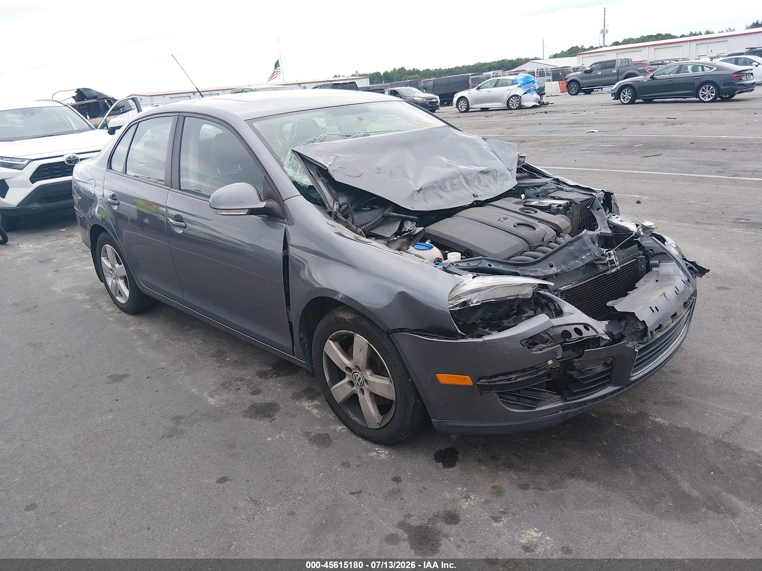 2010 Volkswagen Jetta SE, VIN 3VWRX7AJ2AM165742 — Перед