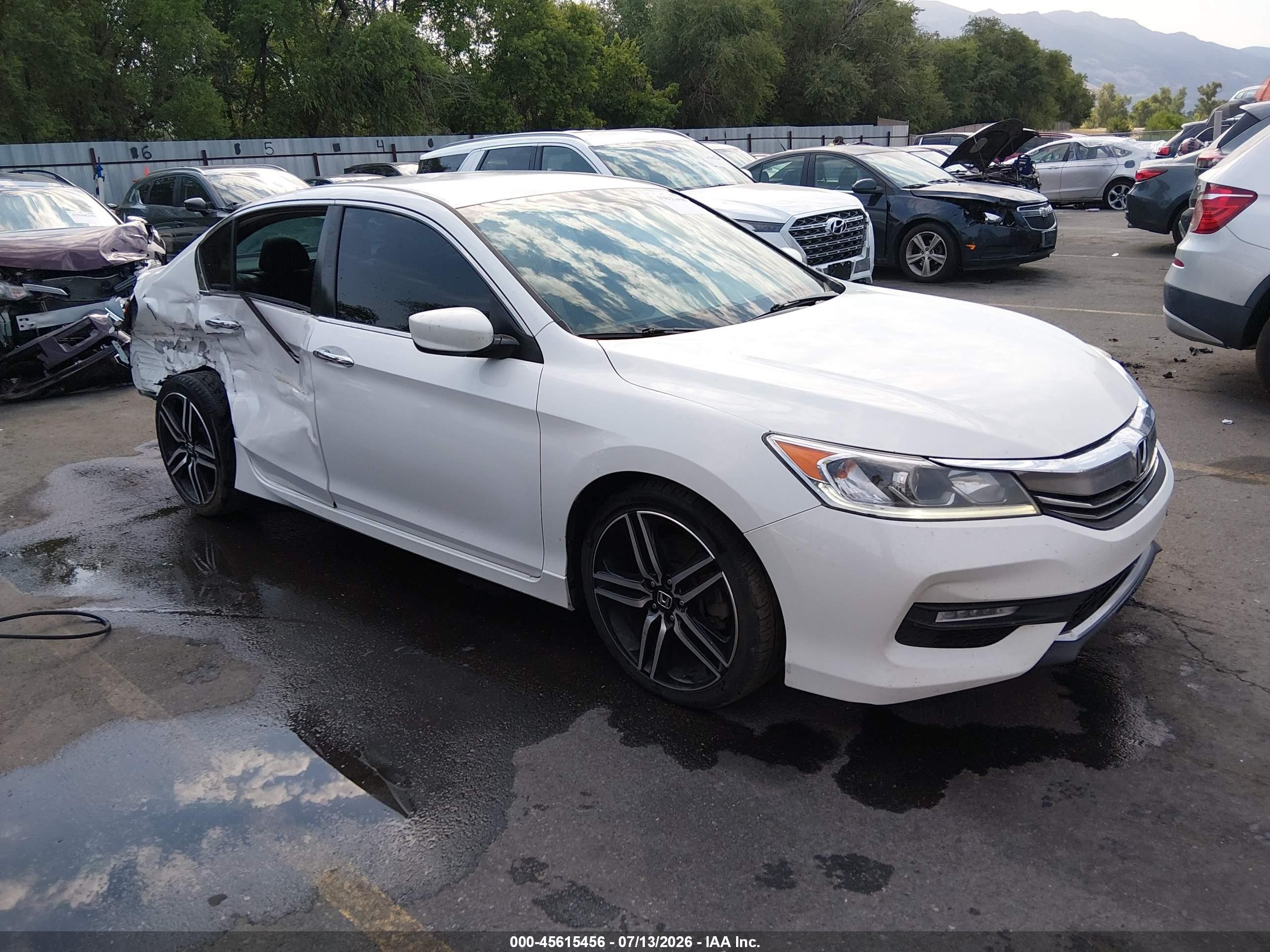 2016 Honda Accord Sport, VIN 1HGCR2F59GA117650 — Бок