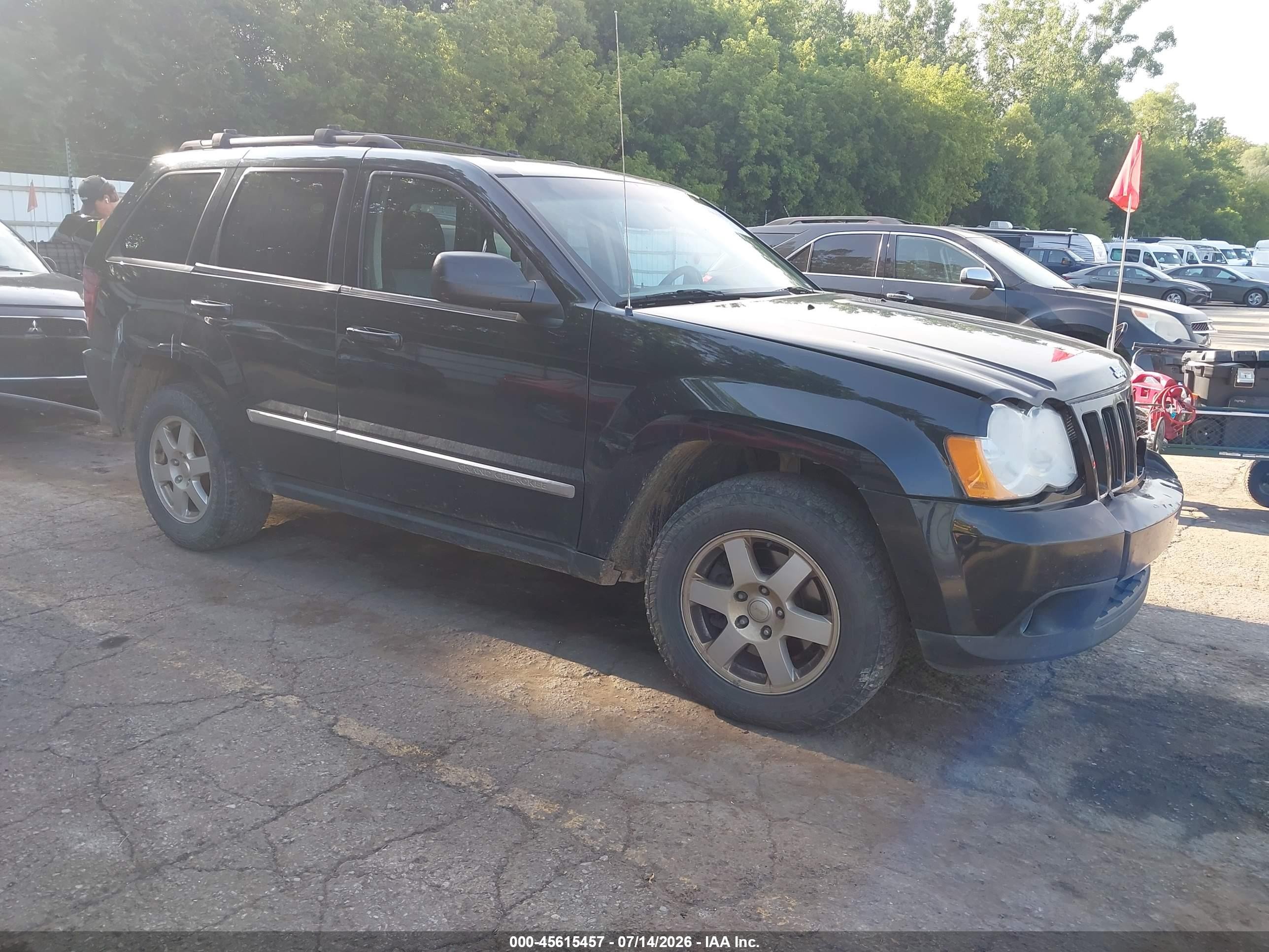 2010 Jeep Grand Cherokee Laredo, VIN 1J4PR4GK4AC133244 — Front end