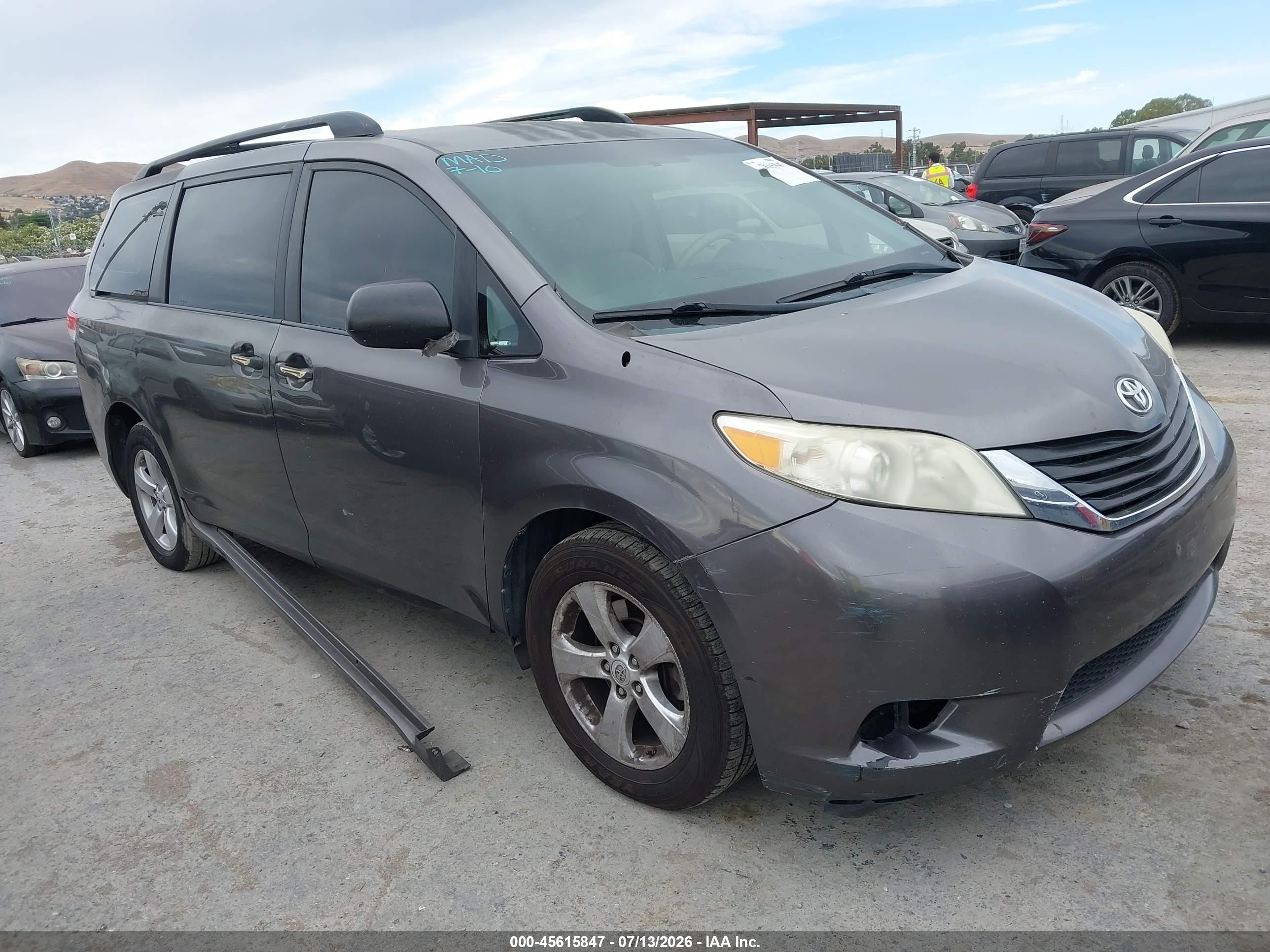 2011 Toyota Sienna, VIN 5TDKA3DCXBS006643 — Normal wear