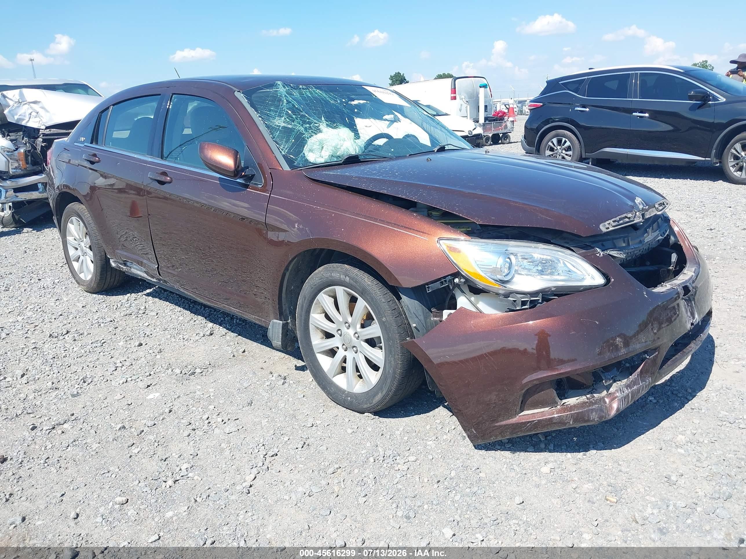 2013 Chrysler 200 Touring, VIN 1C3CCBBB7DN546533 — Front end