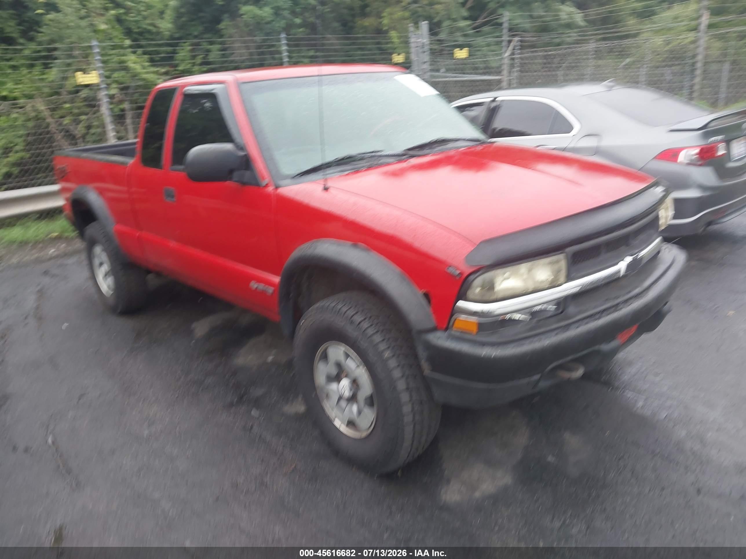 2003 Chevrolet S-10 LS, VIN 1GCCT19X238121581 — Front end