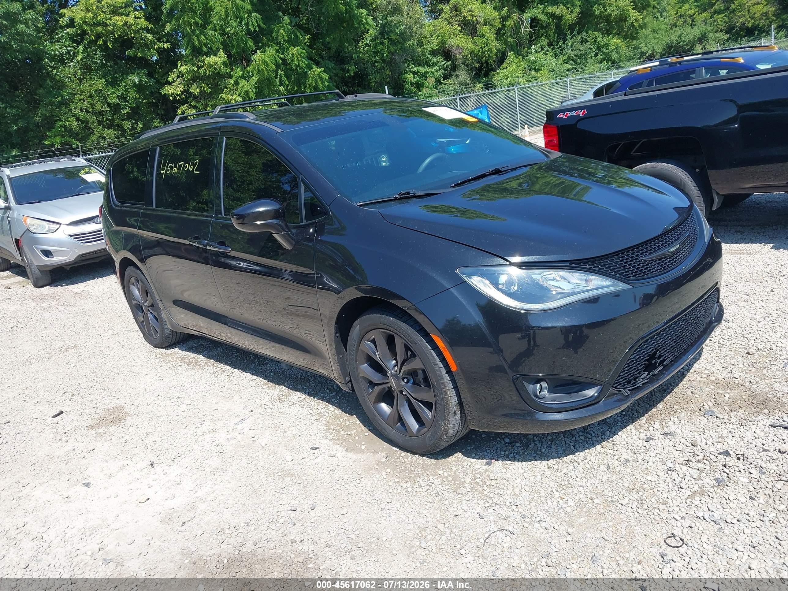2018 Chrysler Pacifica Touring Plus, VIN 2C4RC1FG8JR261120 — Side