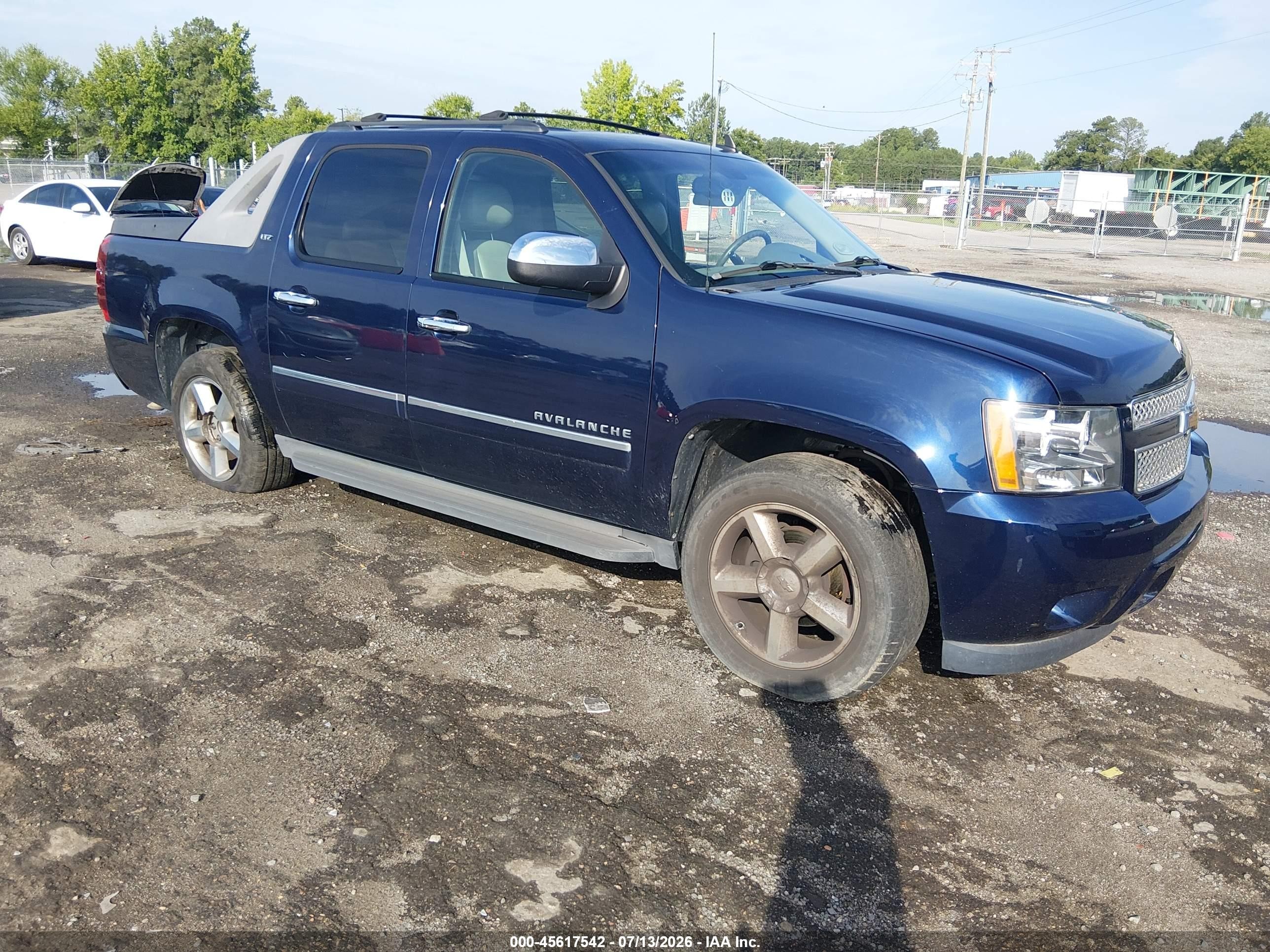 2011 Chevrolet Avalanche LTZ, VIN 3GNTKGE33BG122912 — Normal wear