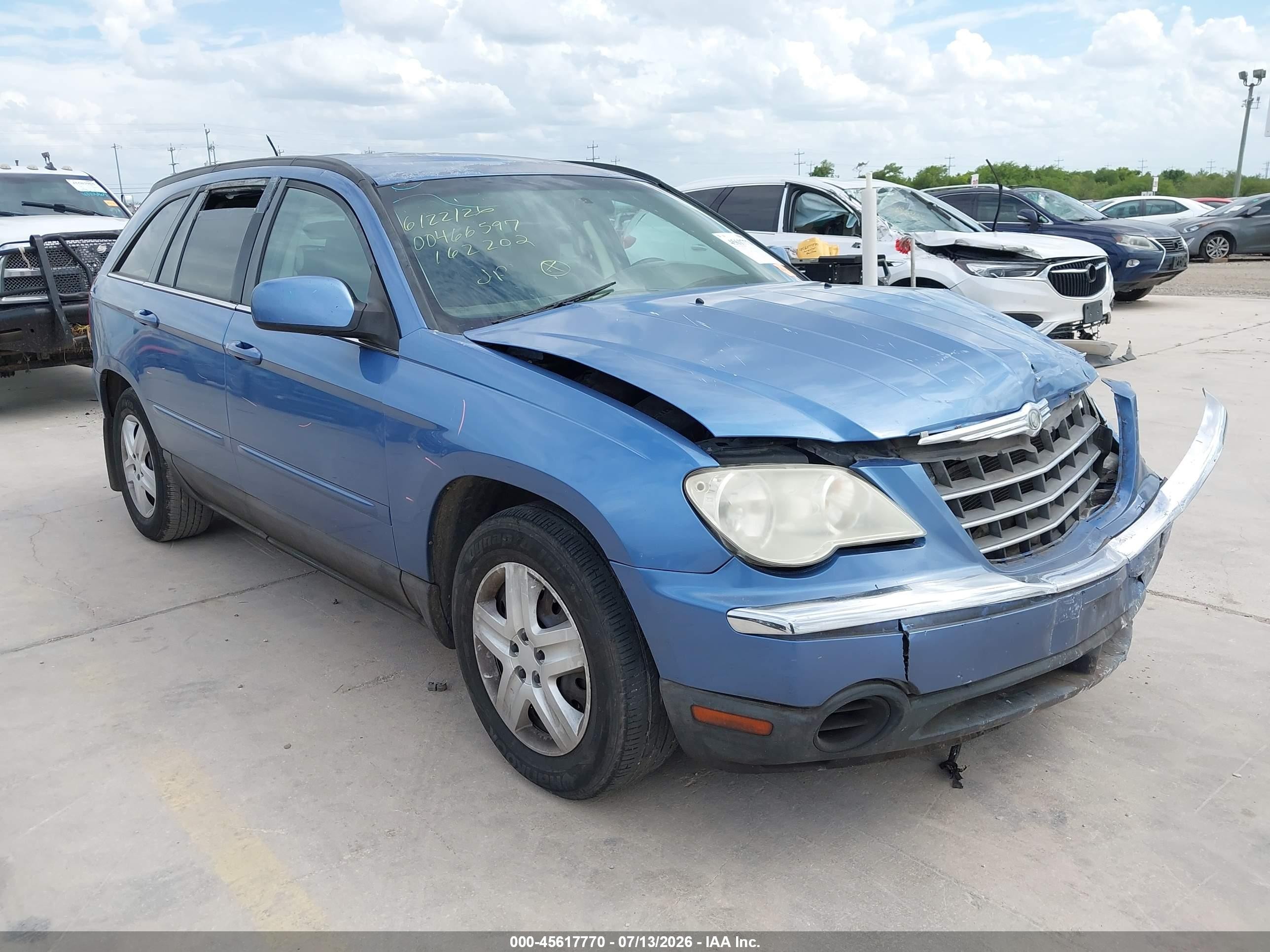 2007 Chrysler Pacifica Touring, VIN 2A8GM68X87R162202 — Front end