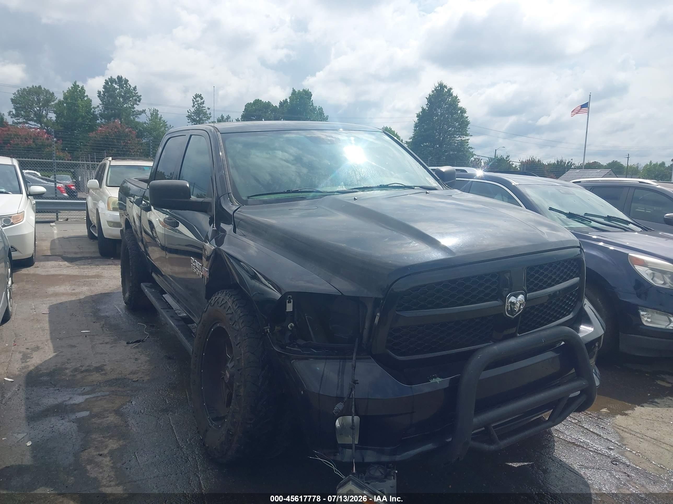 2015 Ram 1500 Express, VIN 1C6RR6KT9FS582482 — Перед