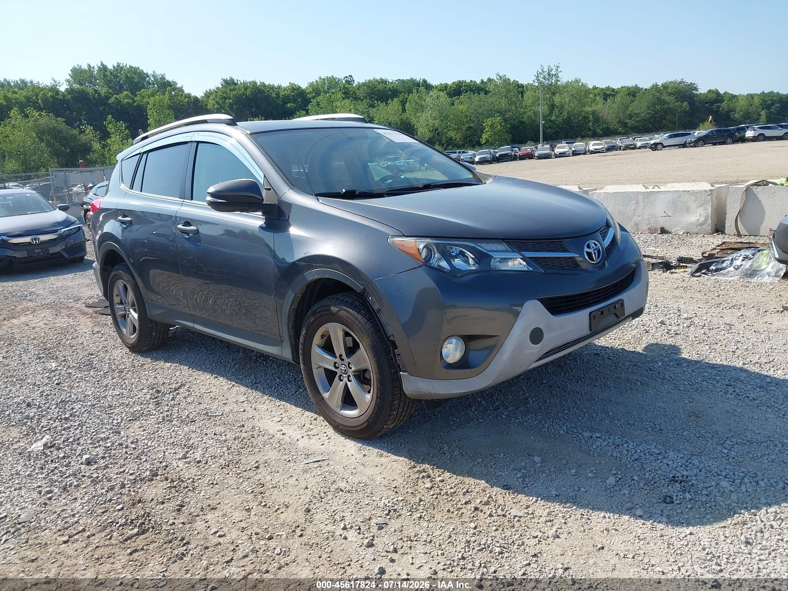 2015 Toyota RAV4 XLE, VIN JTMRFREV2FD115408 — Rear end