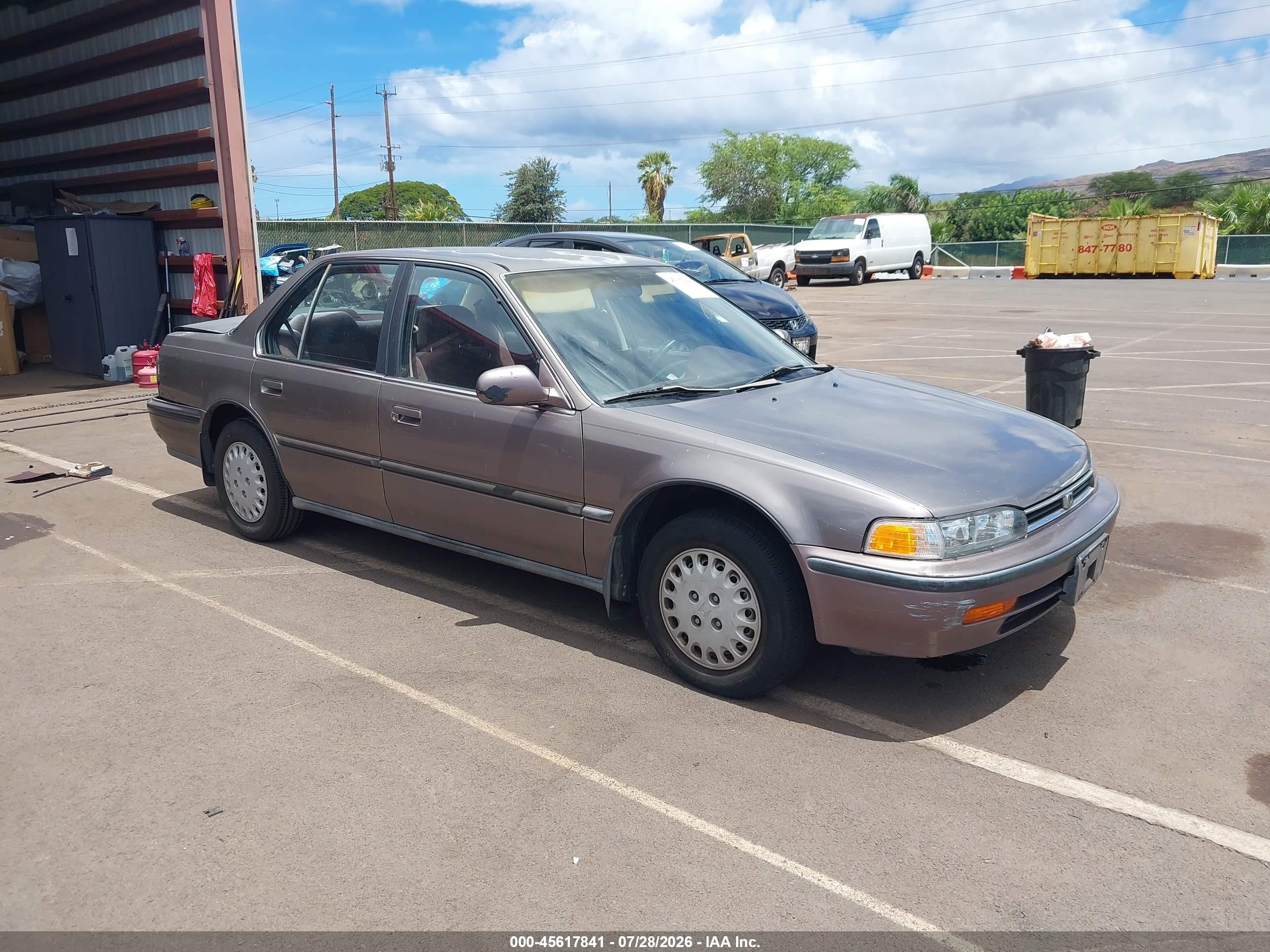 1992 Honda Accord, VIN 1HGCB7656NA141449 — Зад