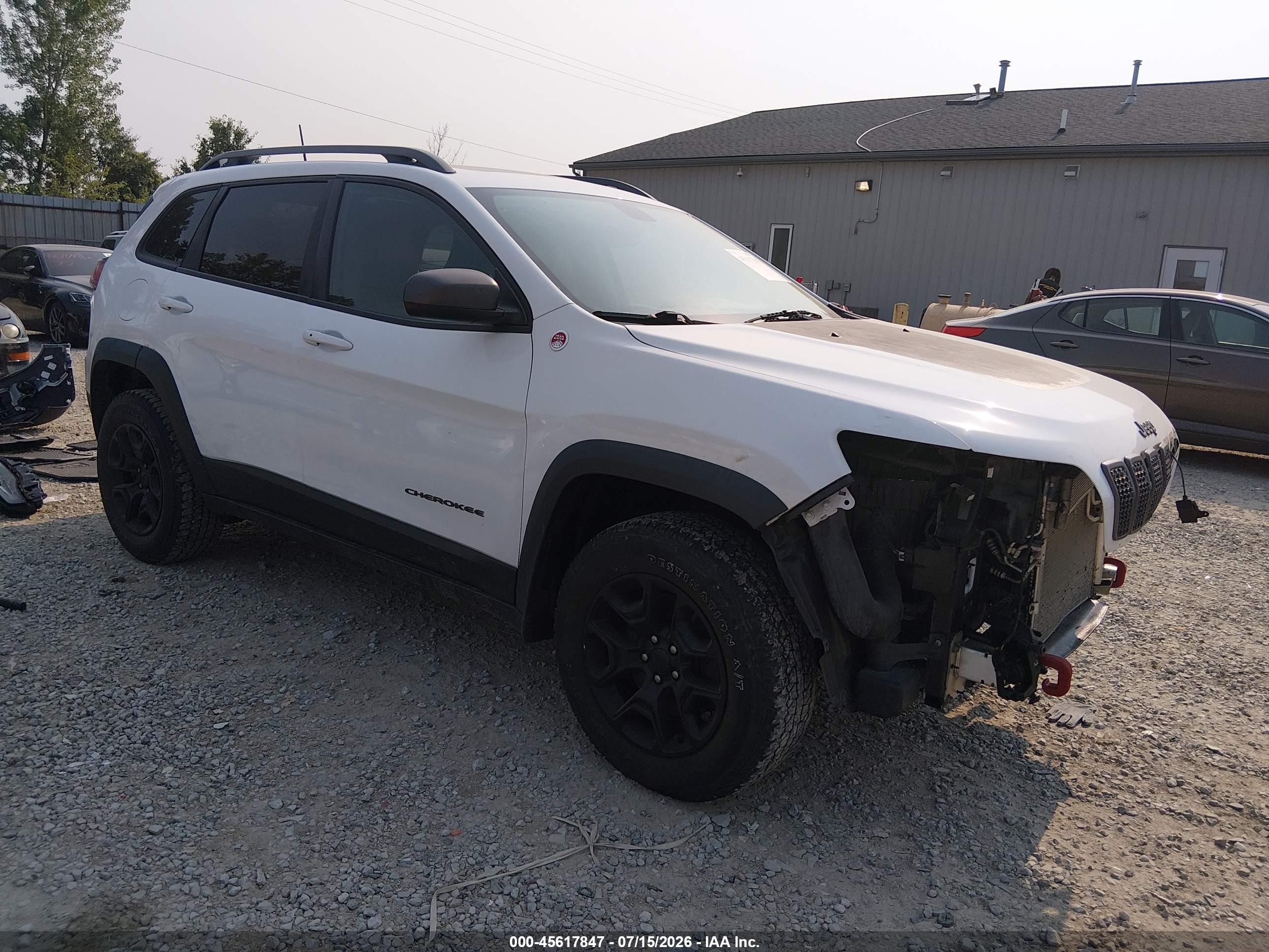 2019 Jeep Cherokee Trailhawk, VIN 1C4PJMBX7KD329769 — Front end