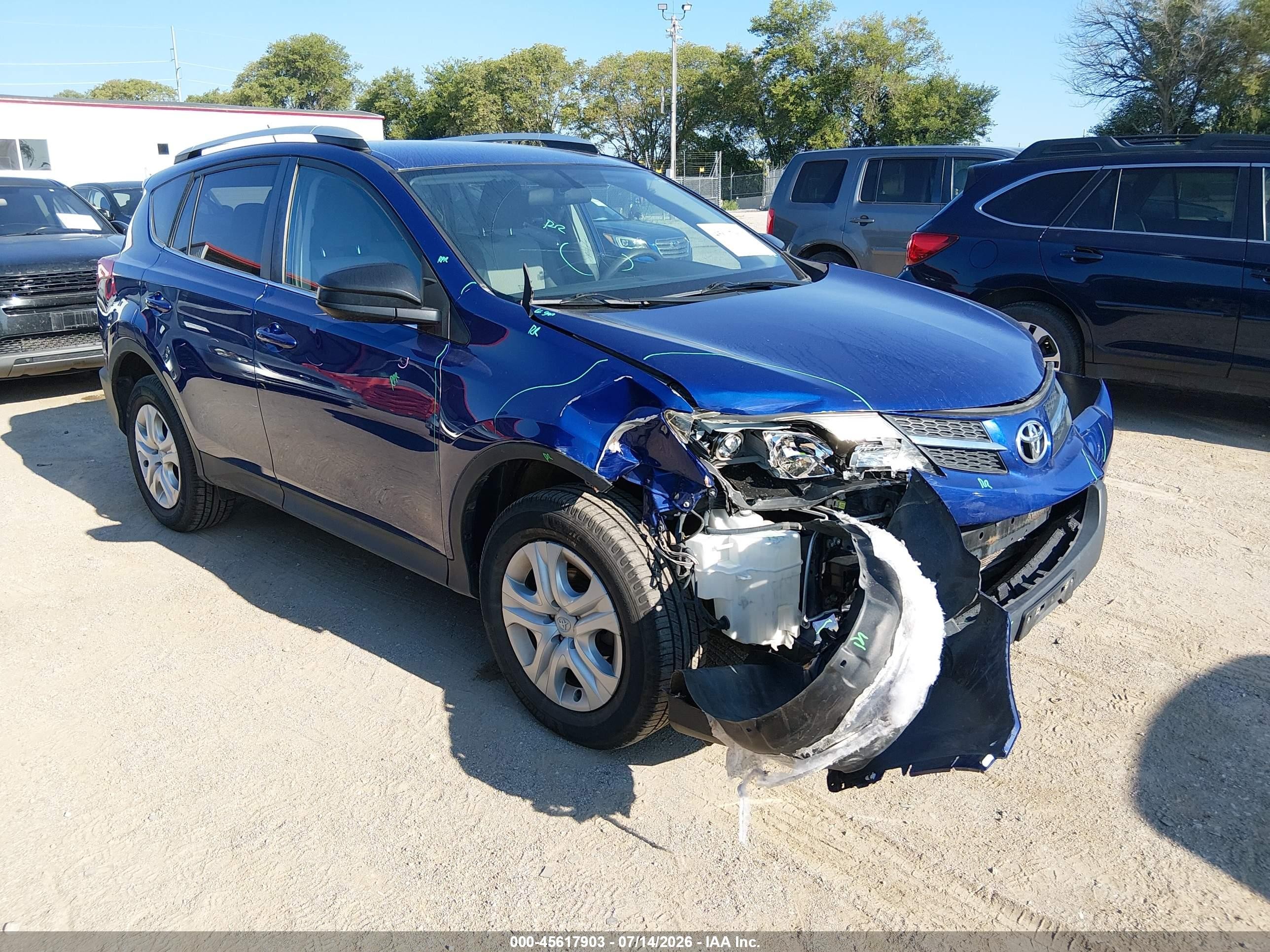 2015 Toyota RAV4 LE, VIN 2T3BFREV9FW401910 — Front end