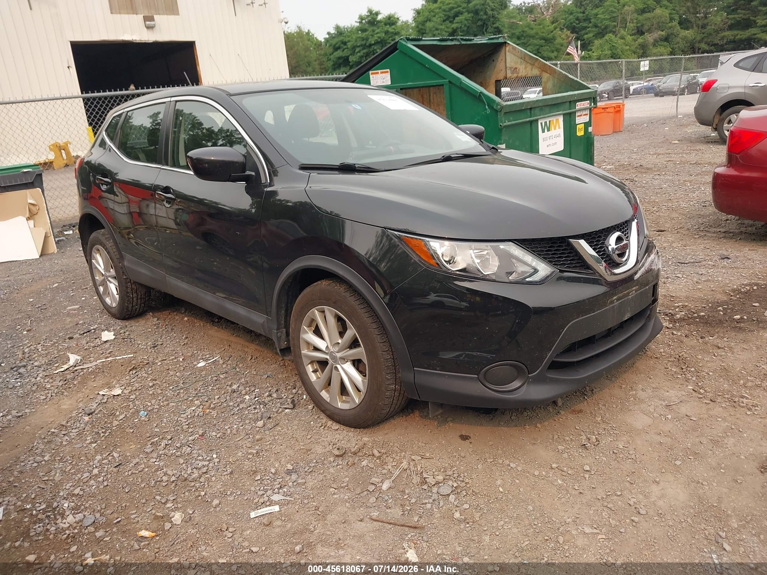 2017 Nissan Rogue SV, VIN JN1BJ1CR8HW109114 — Front end