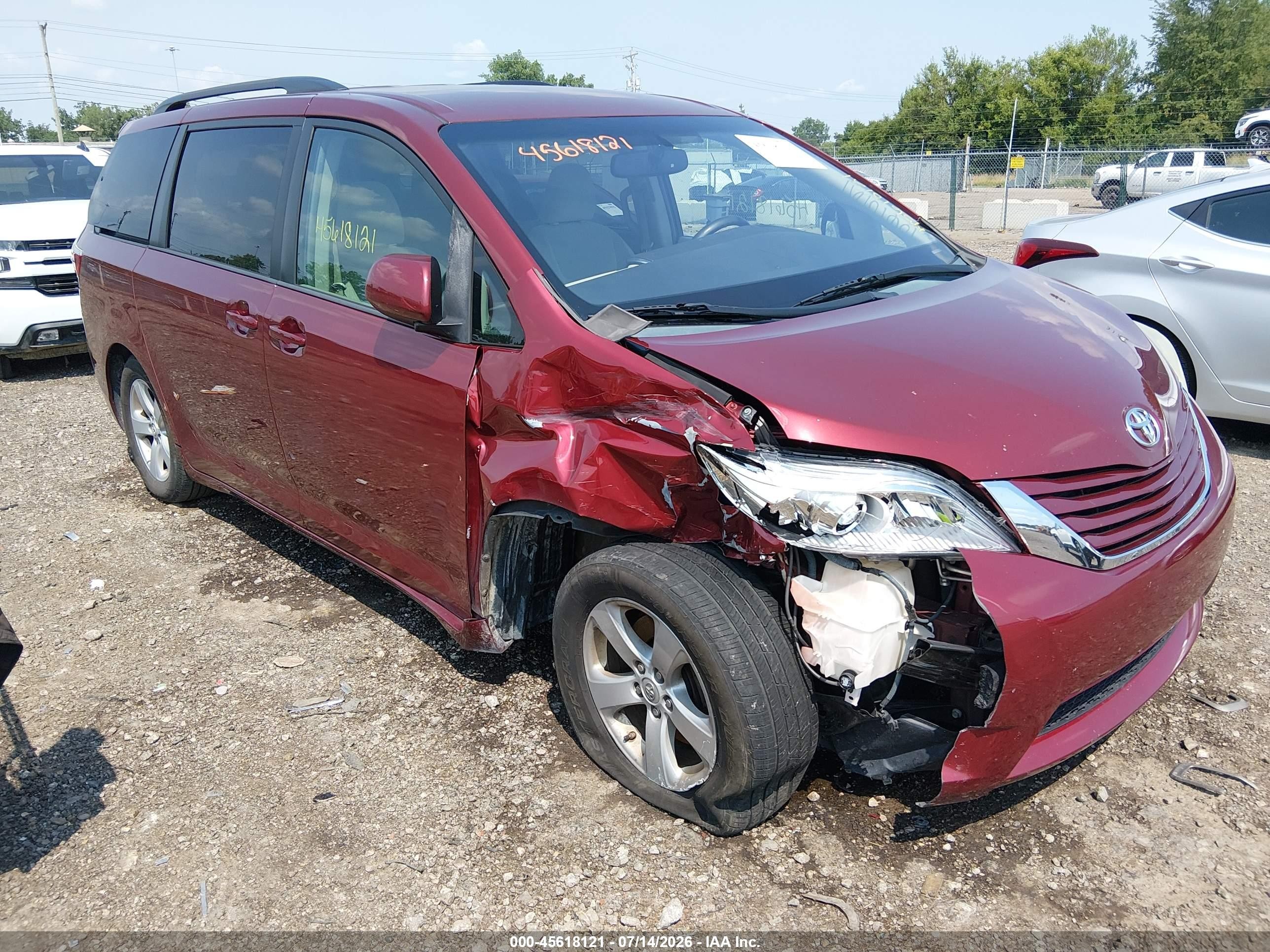 2015 Toyota Sienna LE, VIN 5TDKK3DC2FS556695 — Перед