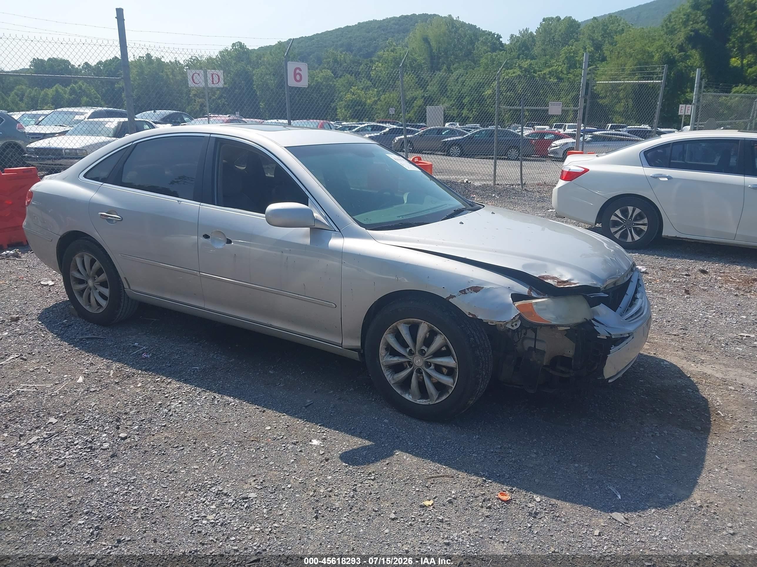 2006 Hyundai Azera SE, VIN KMHFC46F76A050932 — Перед