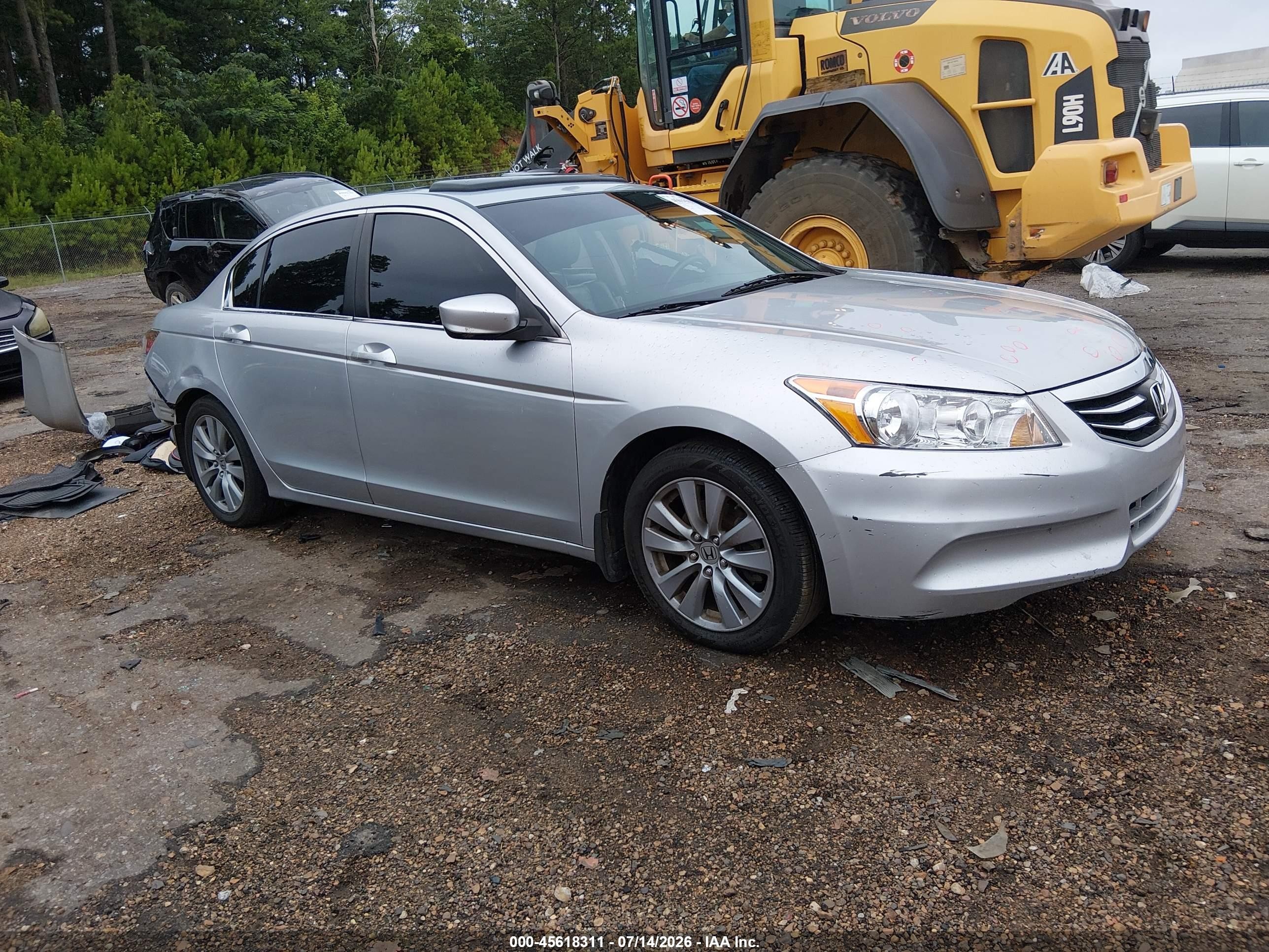 2011 Honda Accord EX-L, VIN 1HGCP2F82BA006950 — Side