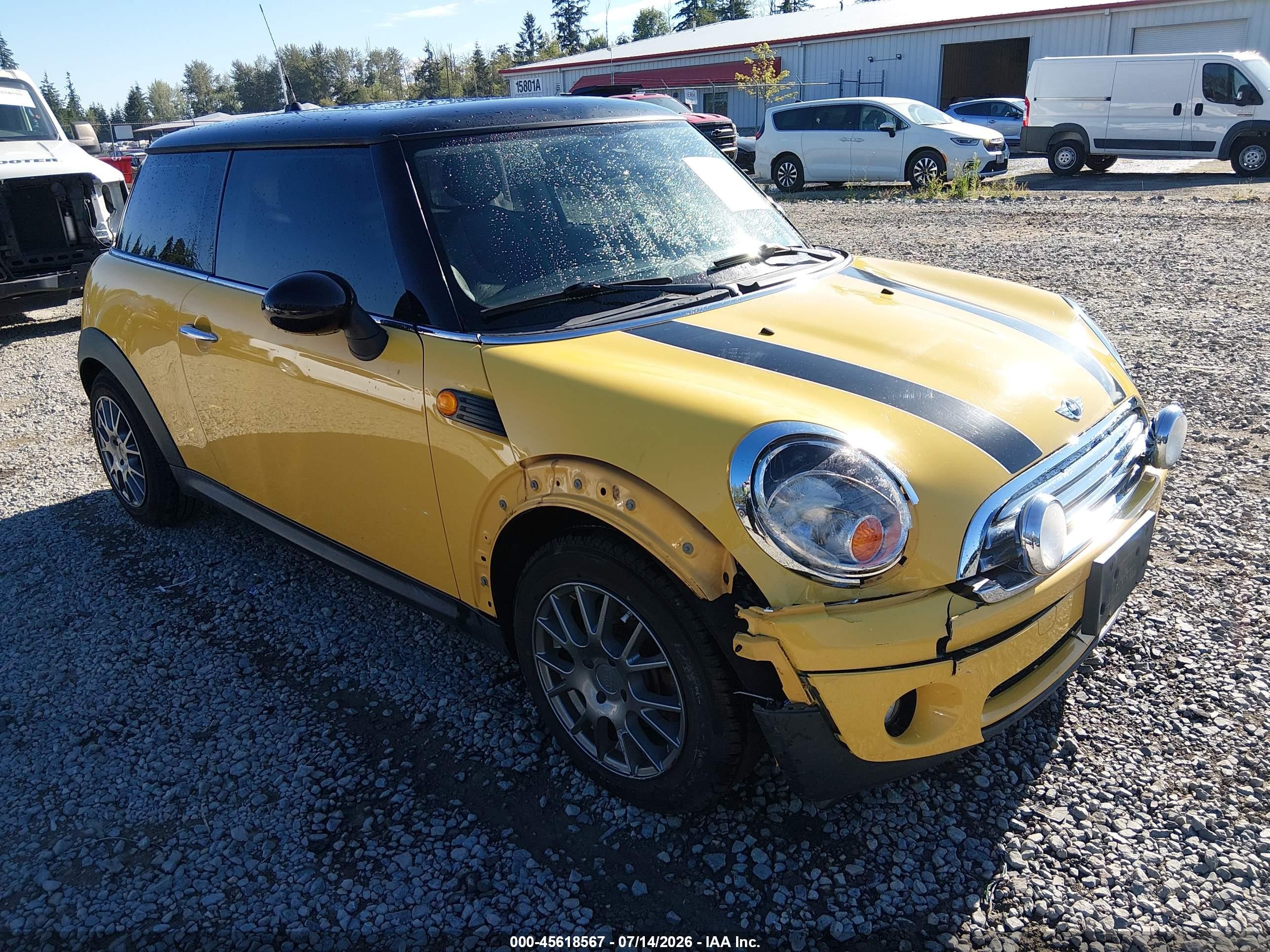 2008 MINI Hardtop, VIN WMWMF33558TT61787 — Перед