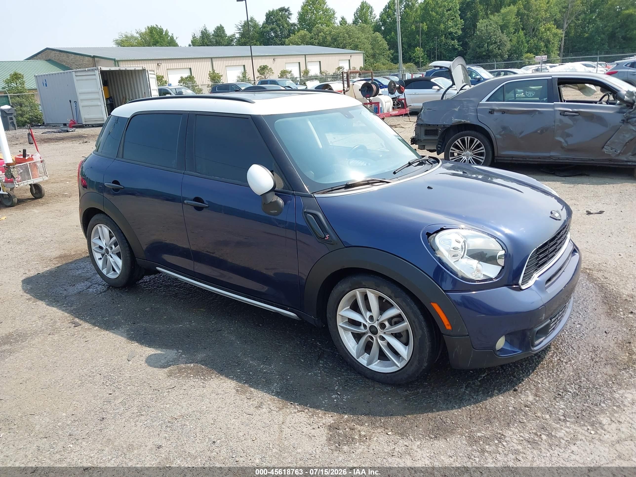2016 MINI Countryman S, VIN WMWZC5C57GWU21575 — Side