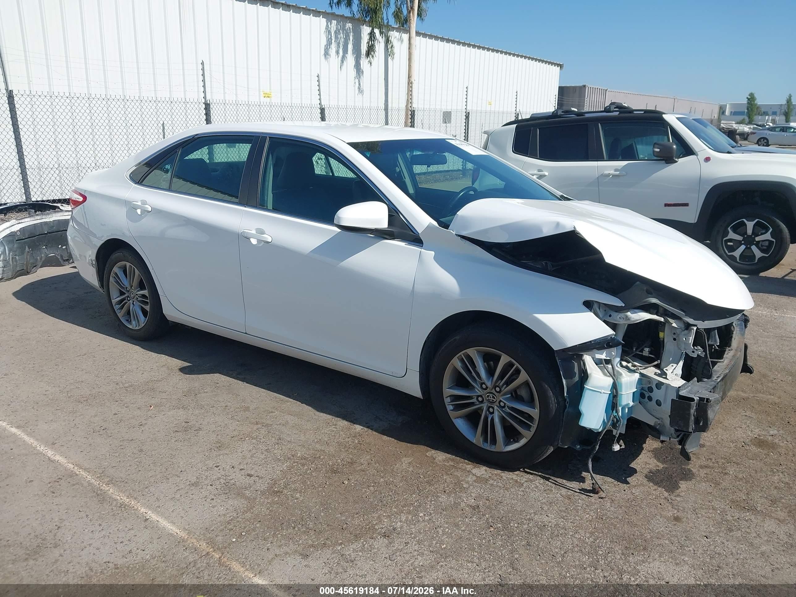 2015 Toyota Camry SE, VIN 4T1BF1FK9FU041469 — Перед