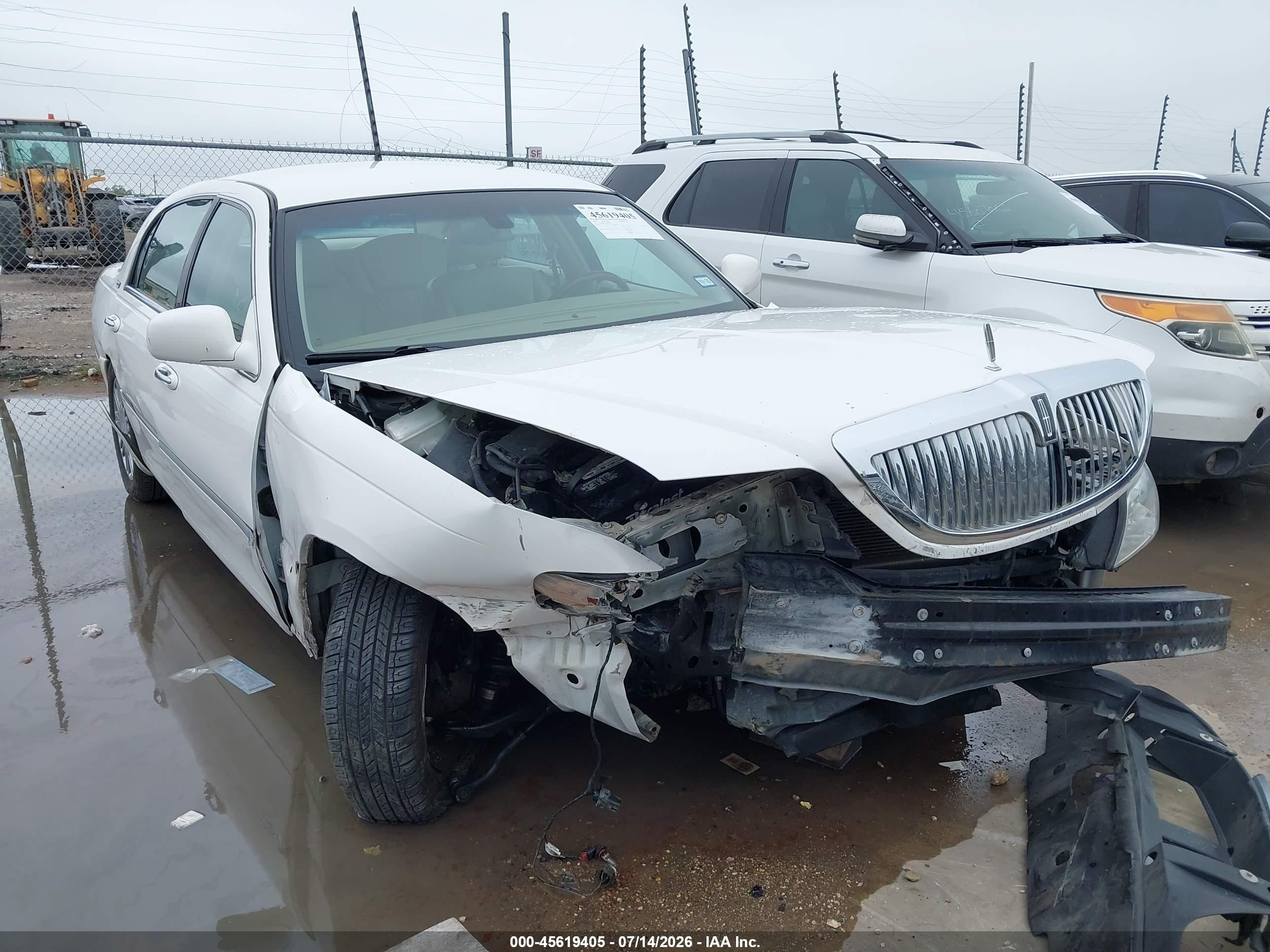 2009 Lincoln Town Car Signature Limited, VIN 2LNHM82V59X617872 — Перед