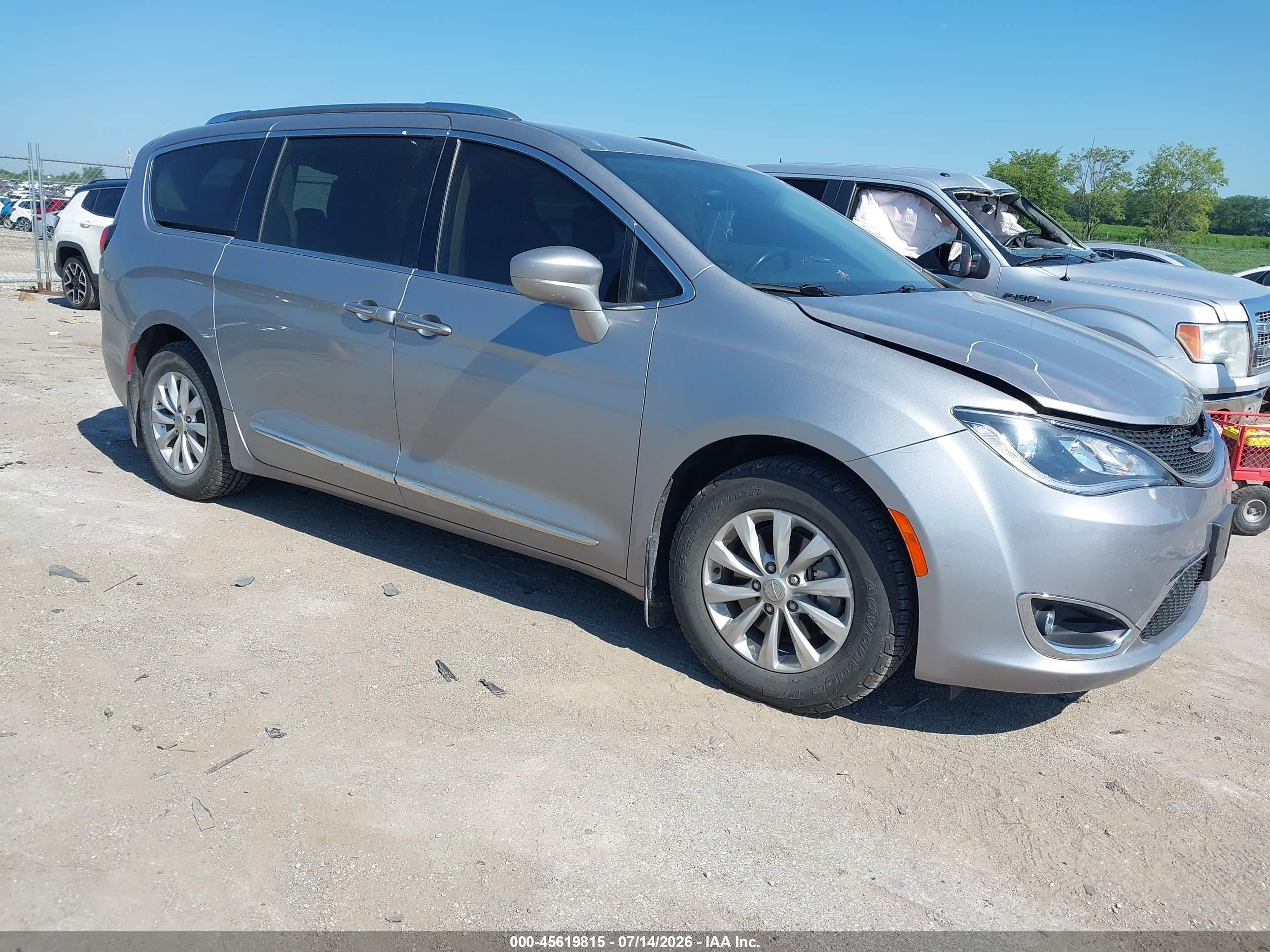 2019 Chrysler Pacifica Touring L, VIN 2C4RC1BG0KR612870 — Перед