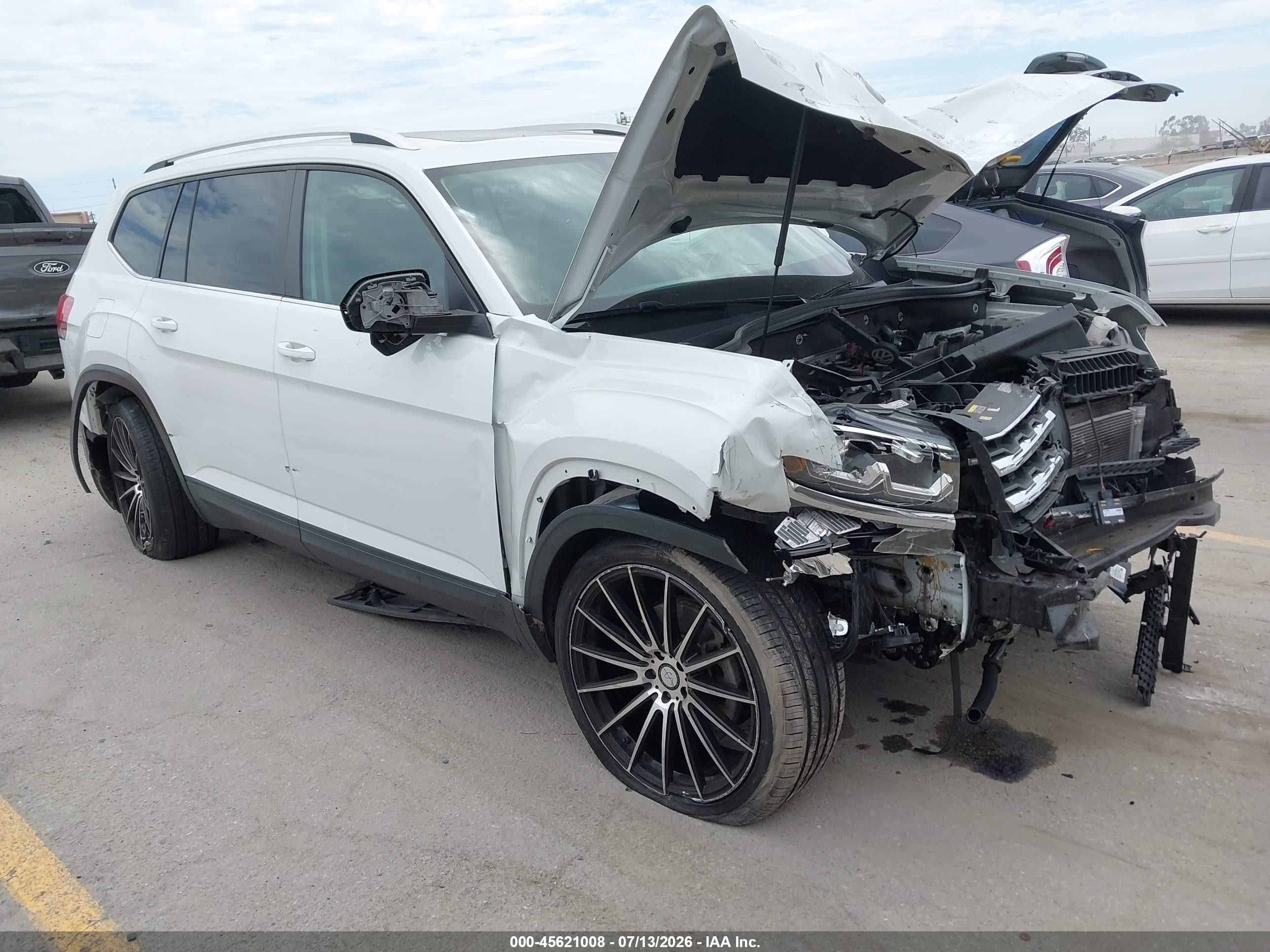 2019 Volkswagen Atlas SE, VIN 1V2UR2CA5KC516829 — Front end