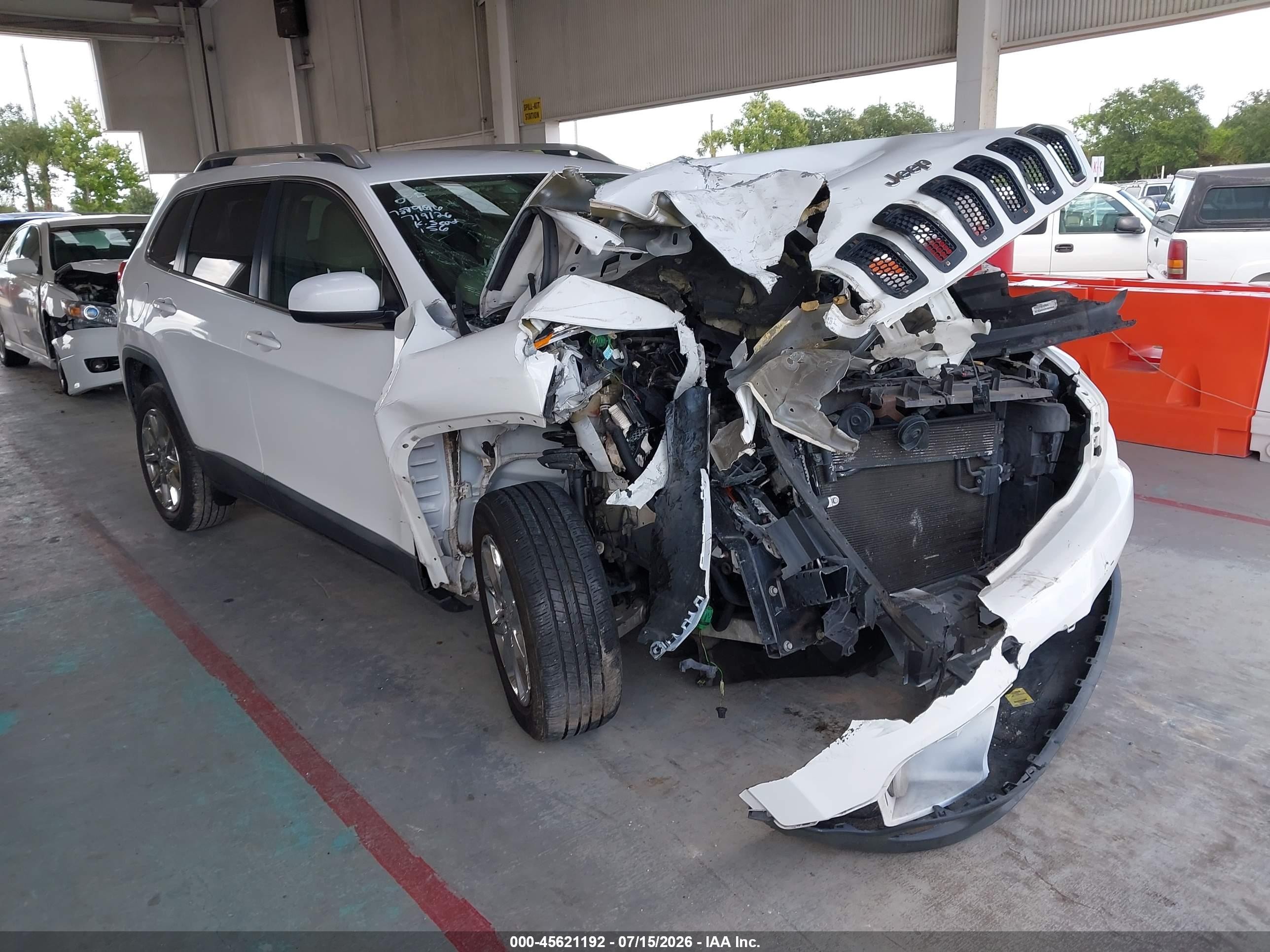 2015 Jeep Cherokee Latitude, VIN 1C4PJLCB3FW790622 — Перед