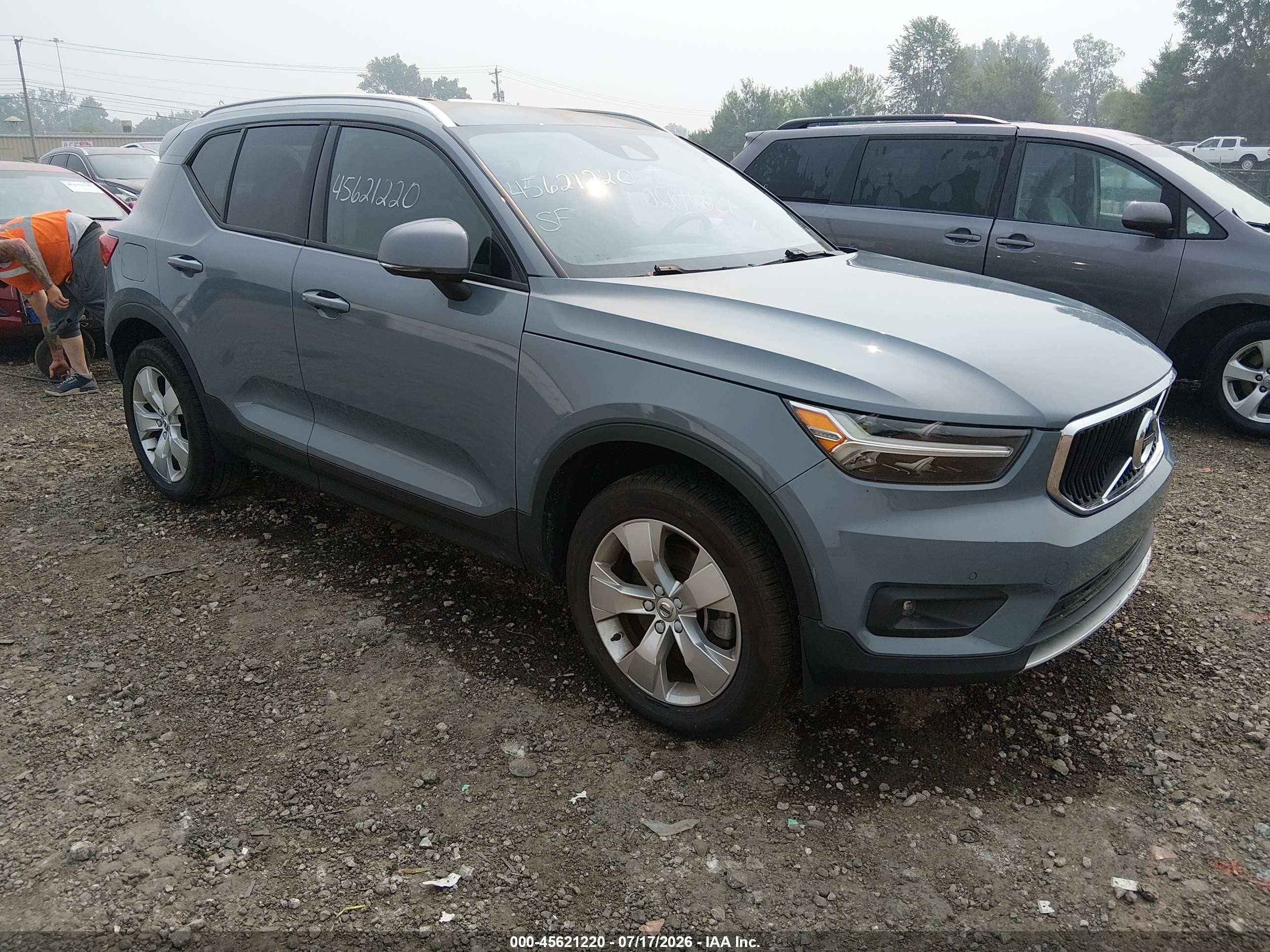 2022 Volvo XC40 Momentum, VIN YV4162UK0N2763378 — Бок
