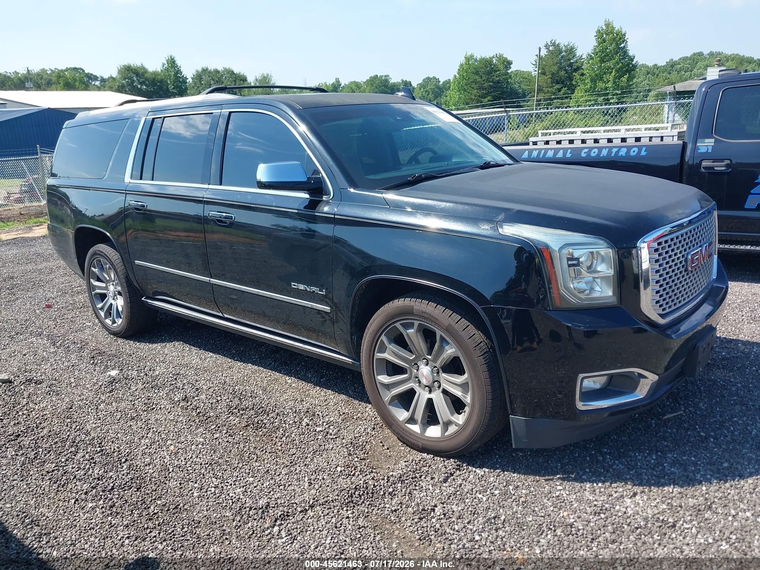 2016 GMC Yukon XL Denali, VIN 1GKS2HKJ1GR110301 — Normal wear