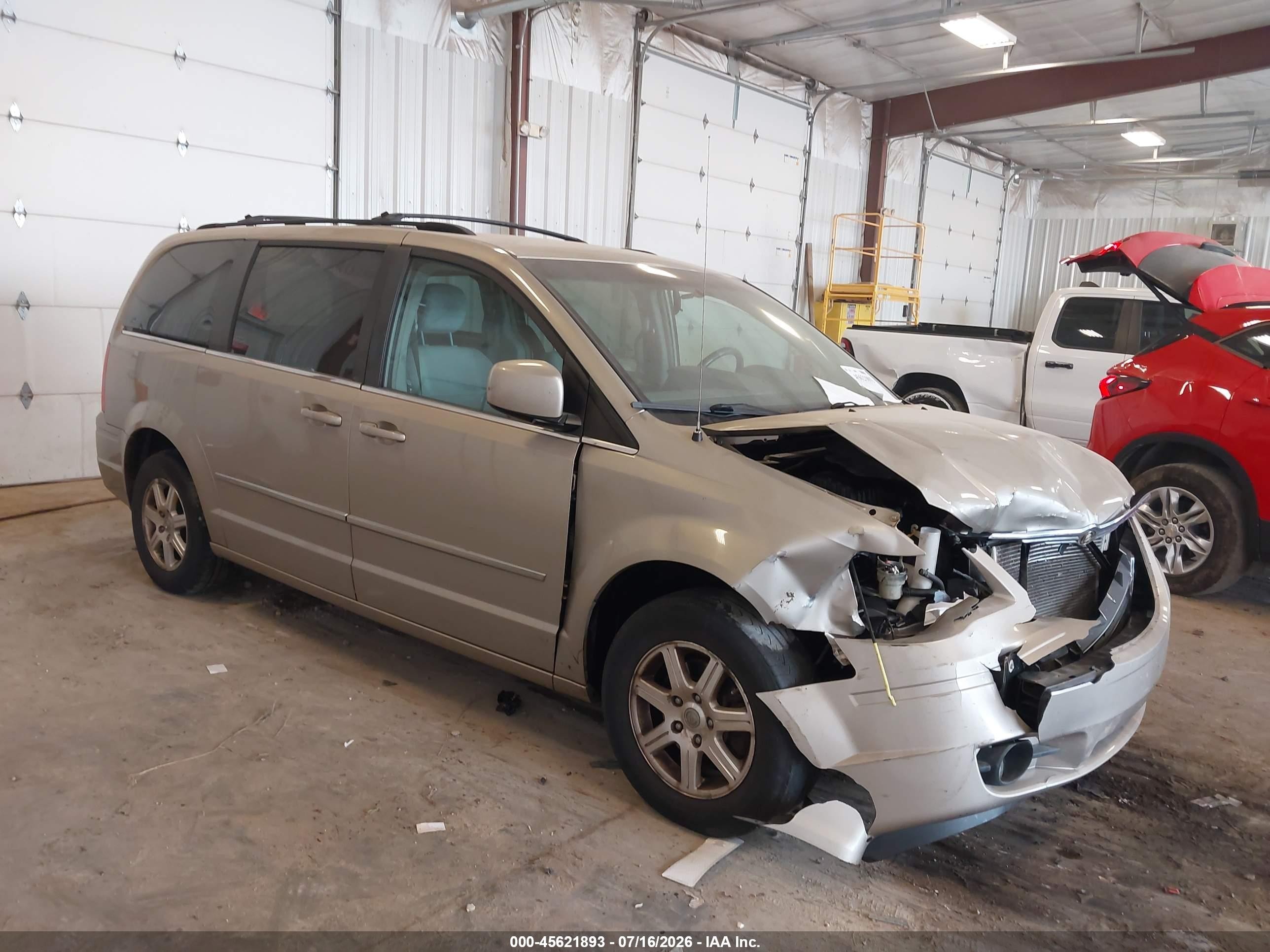 2009 Chrysler Town & Country Touring, VIN 2A8HR54179R509457 — Перед