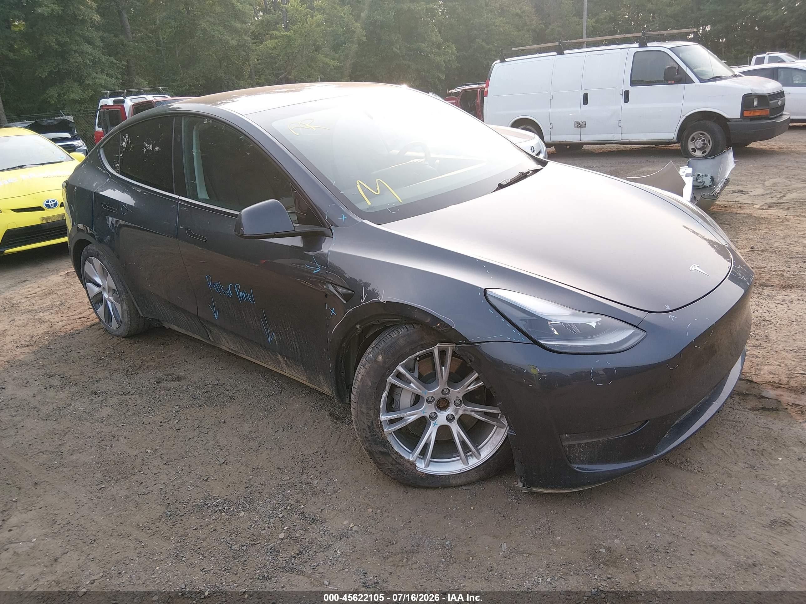 2024 Tesla Model Y Long Range, VIN 7SAYGDEE7RA221152 — Бок