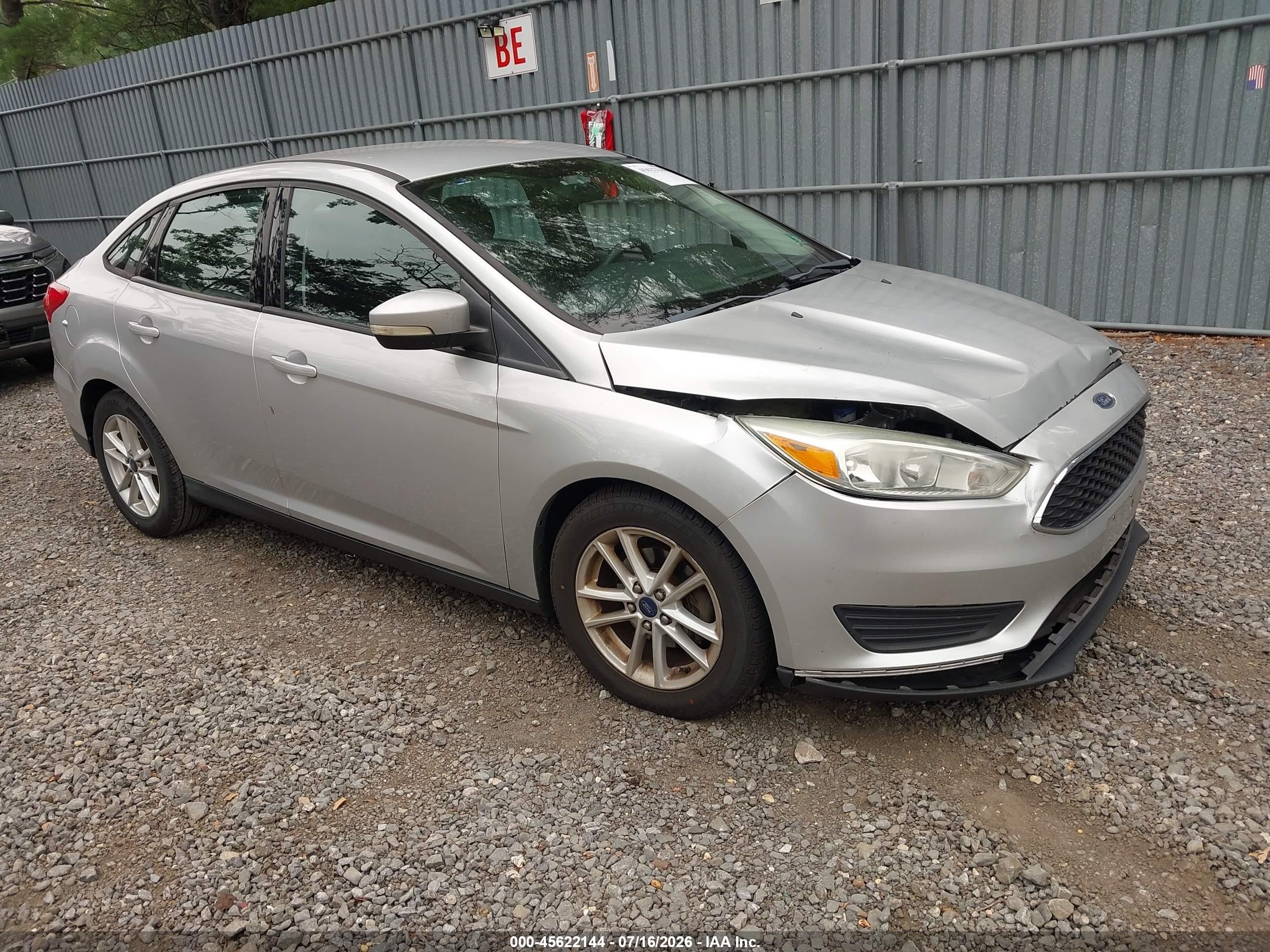 2016 Ford Focus SE, VIN 1FADP3F27GL283129 — Front end